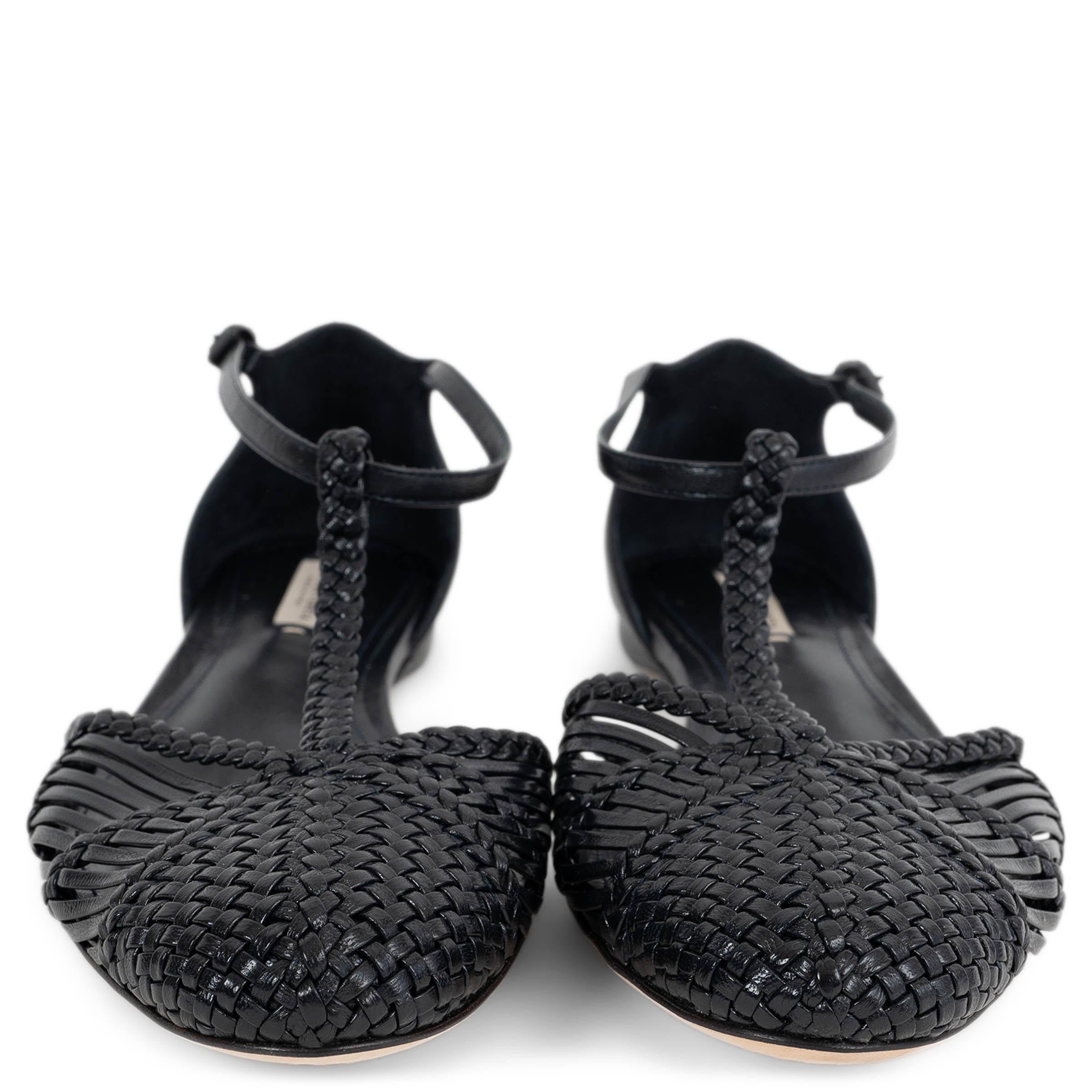 Diese 100% authentischen Bottega Veneta T-strap Ballet Flats sind aus luxuriösem schwarzem gewebtem Leder gefertigt und zeigen die charakteristische Intrecciato Handwerkskunst der Marke. Mit ihrer raffinierten T-Riemen-Silhouette vereinen diese