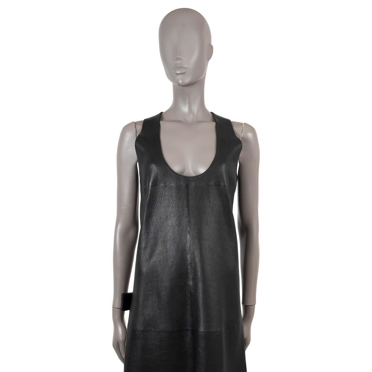 100% authentic Bottega Veneta sleeveless shift dress in black grained lambskin leather. Features a scoop neck and a patch pocket on the back. Opens with a concealed zipper in the back and is lined in cotton (100%). Has been worn and is in excellent