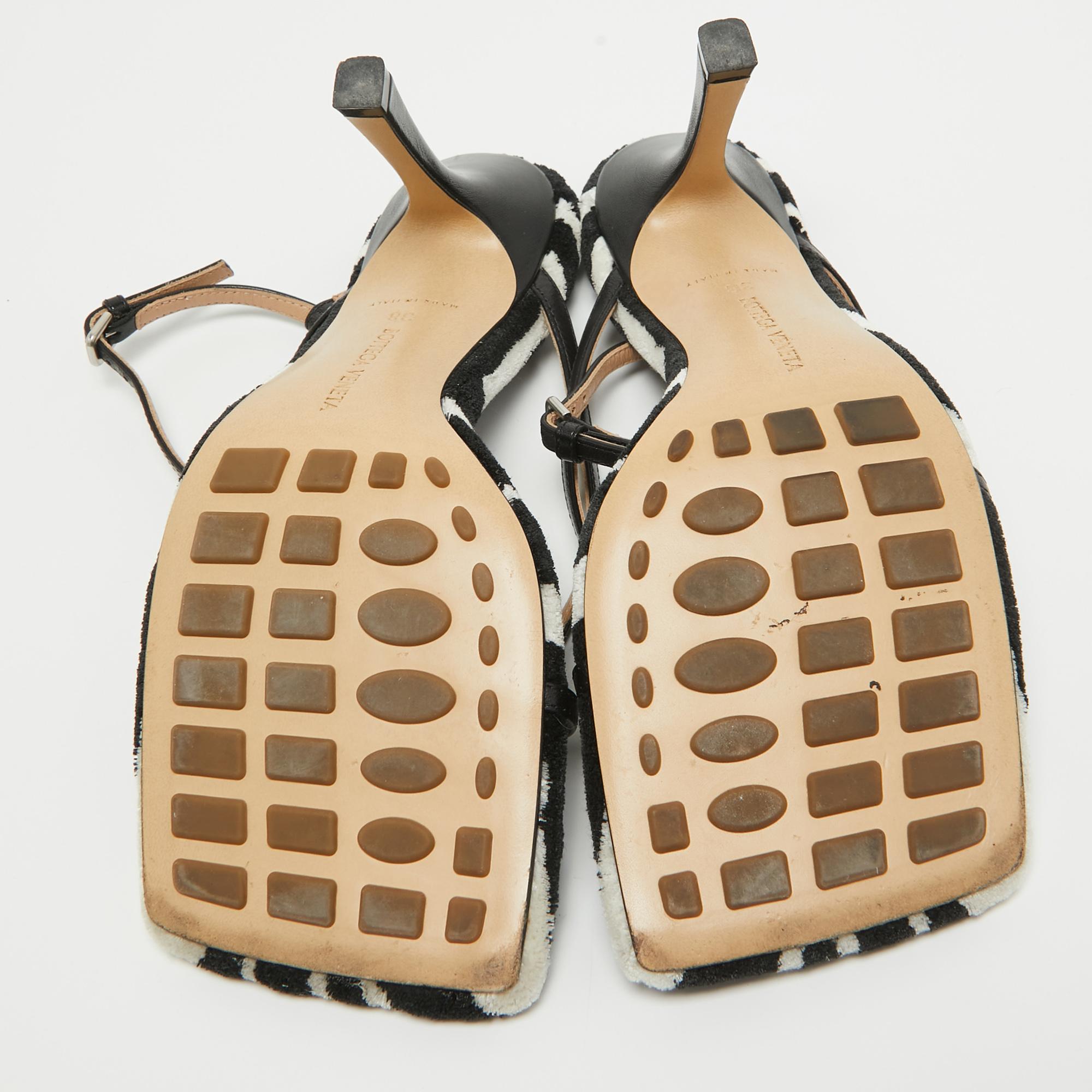 Bottega Veneta Black Leather and Fur Stretch Ankle Strap Sandals Size 38 For Sale 2