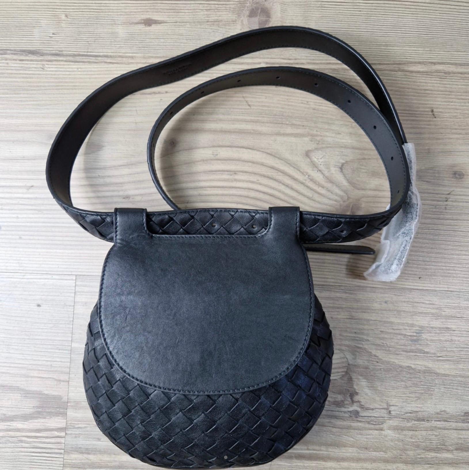 Bottega Veneta Belt Shoulder bag in black leather, with shoulder strap/belt 125cm long, front closure with snap button, length 18cm, height 19cm, 5cm thick.
new, never used with dust bag.