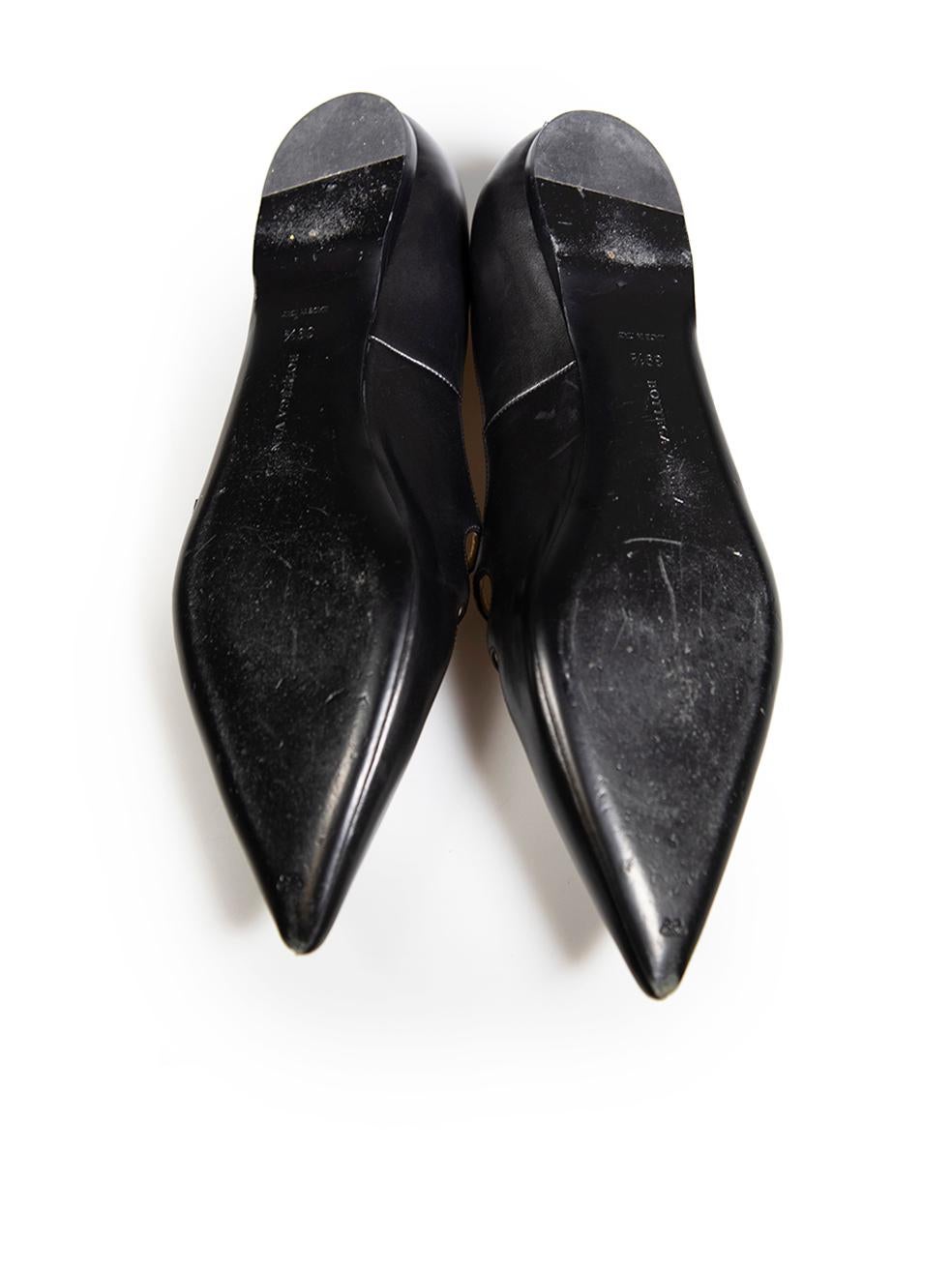 Bottega Veneta Schwarze flache Schuhe aus Leder mit Schnalle und spitzer Zehe Größe IT 39,5 Damen im Angebot