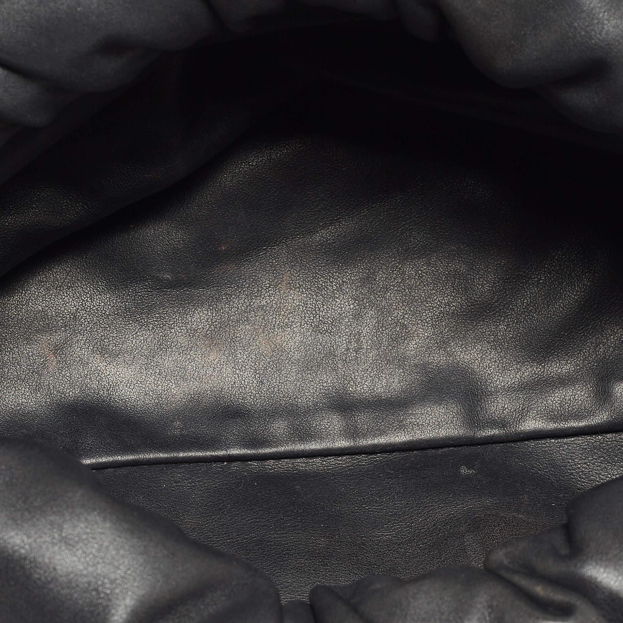 Bottega Veneta - Sac à bandoulière en cuir noir avec pochette à chaîne 6