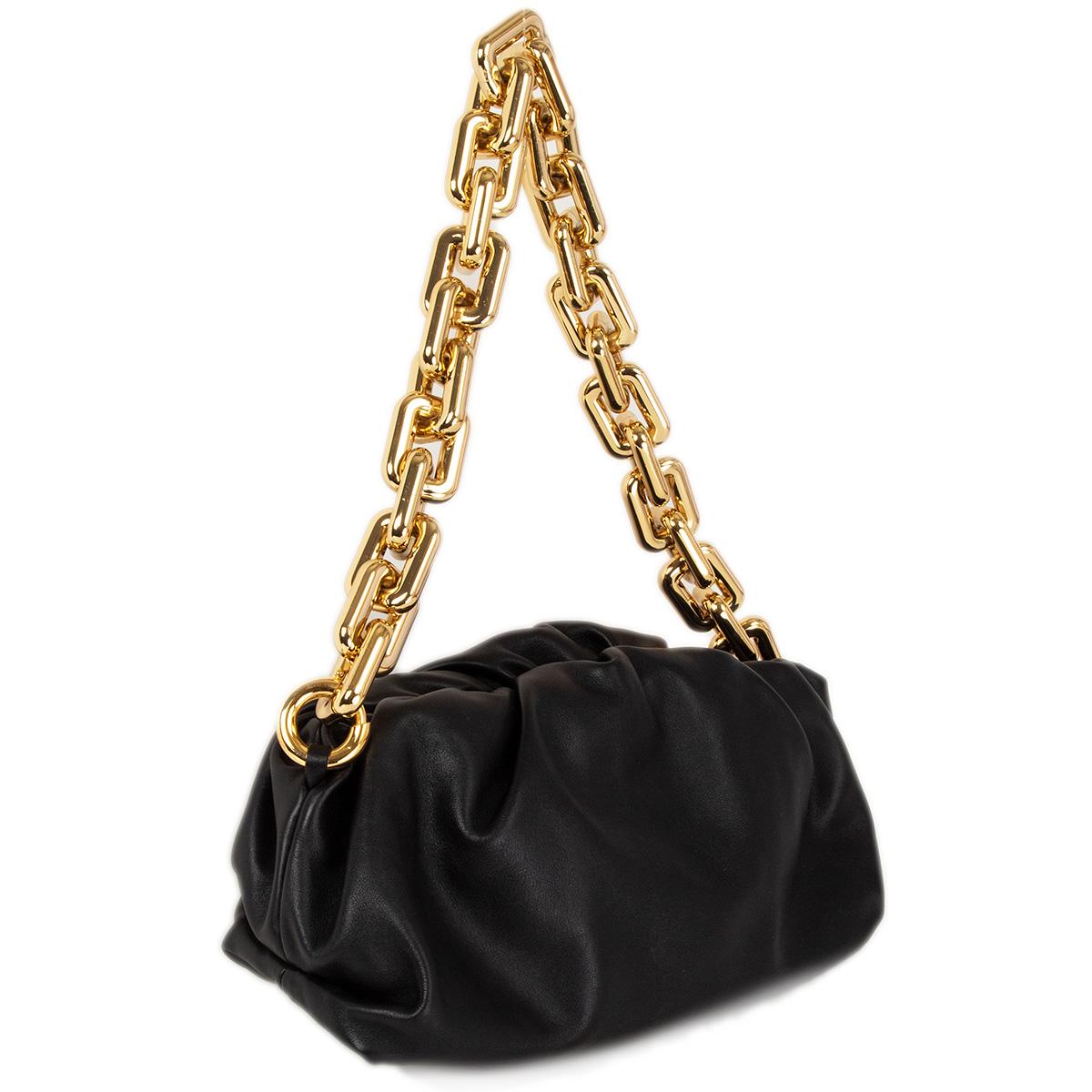 100% authentische Bottega Veneta Chain Pouch Tasche aus geschmeidigem schwarzem Kalbsleder mit einem klobigen goldenen Kettengriff. Sie wird mit einem Magnetverschluss geöffnet und ist mit schwarzem Leder gefüttert. Wurde ein- oder zweimal getragen
