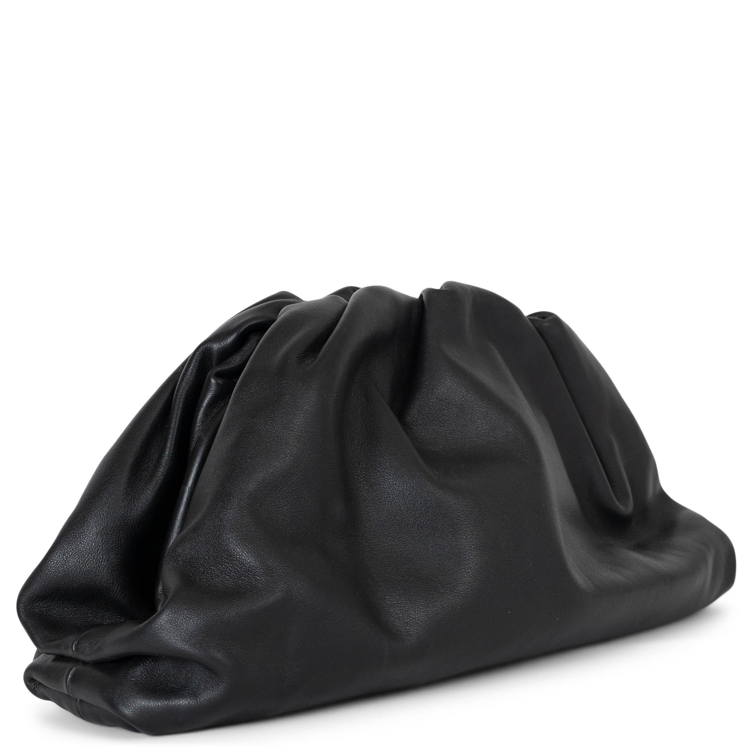 Este clutch Classic Pouch 100% auténtico de Bottega Veneta en suave piel de becerro negra destila elegancia atemporal. Con un cierre de marco magnético, se abre para revelar un único compartimento forrado en piel de ternero a juego para un acabado