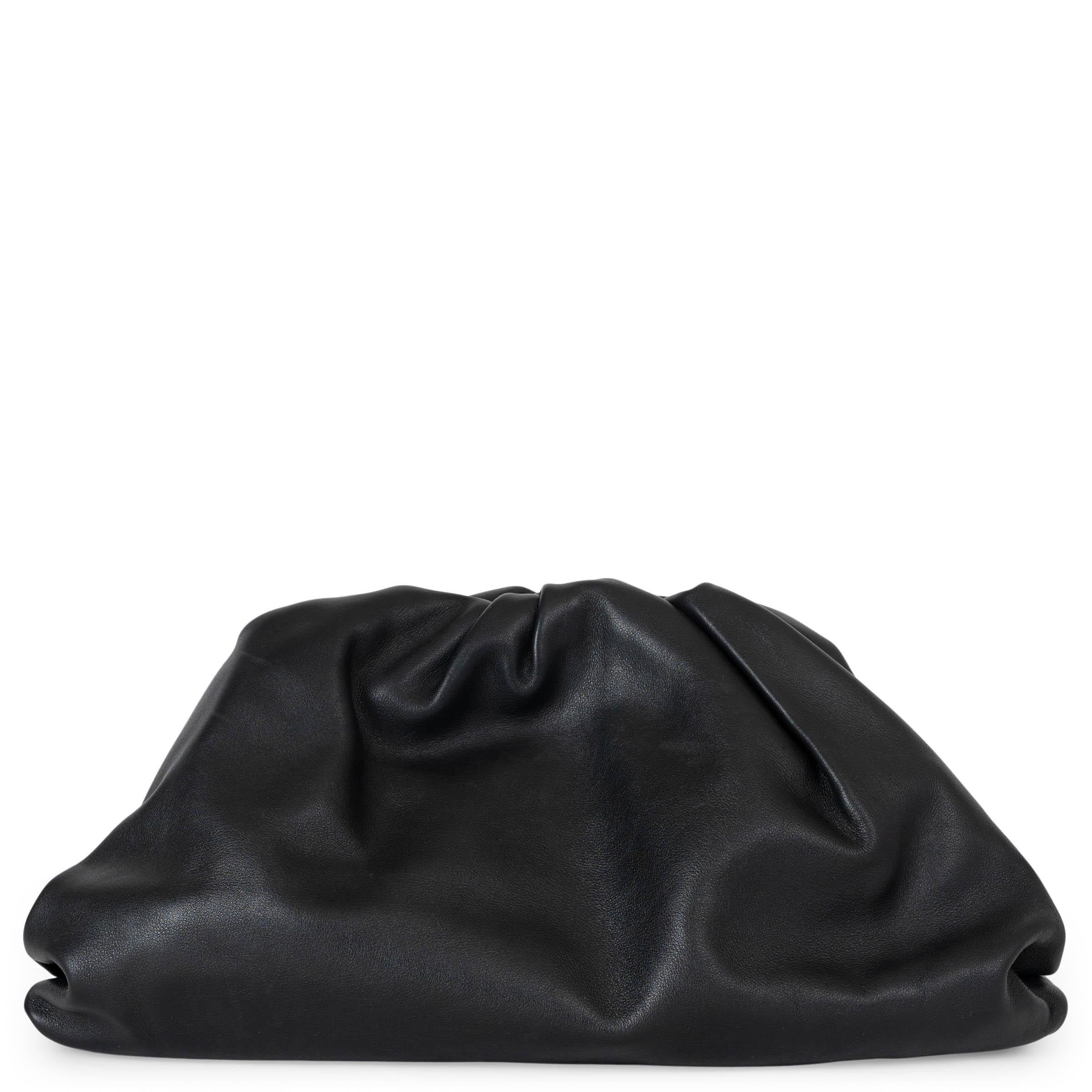 Bolso de mano CLASSIC POUCH de piel negra BOTTEGA VENETA Negro en venta