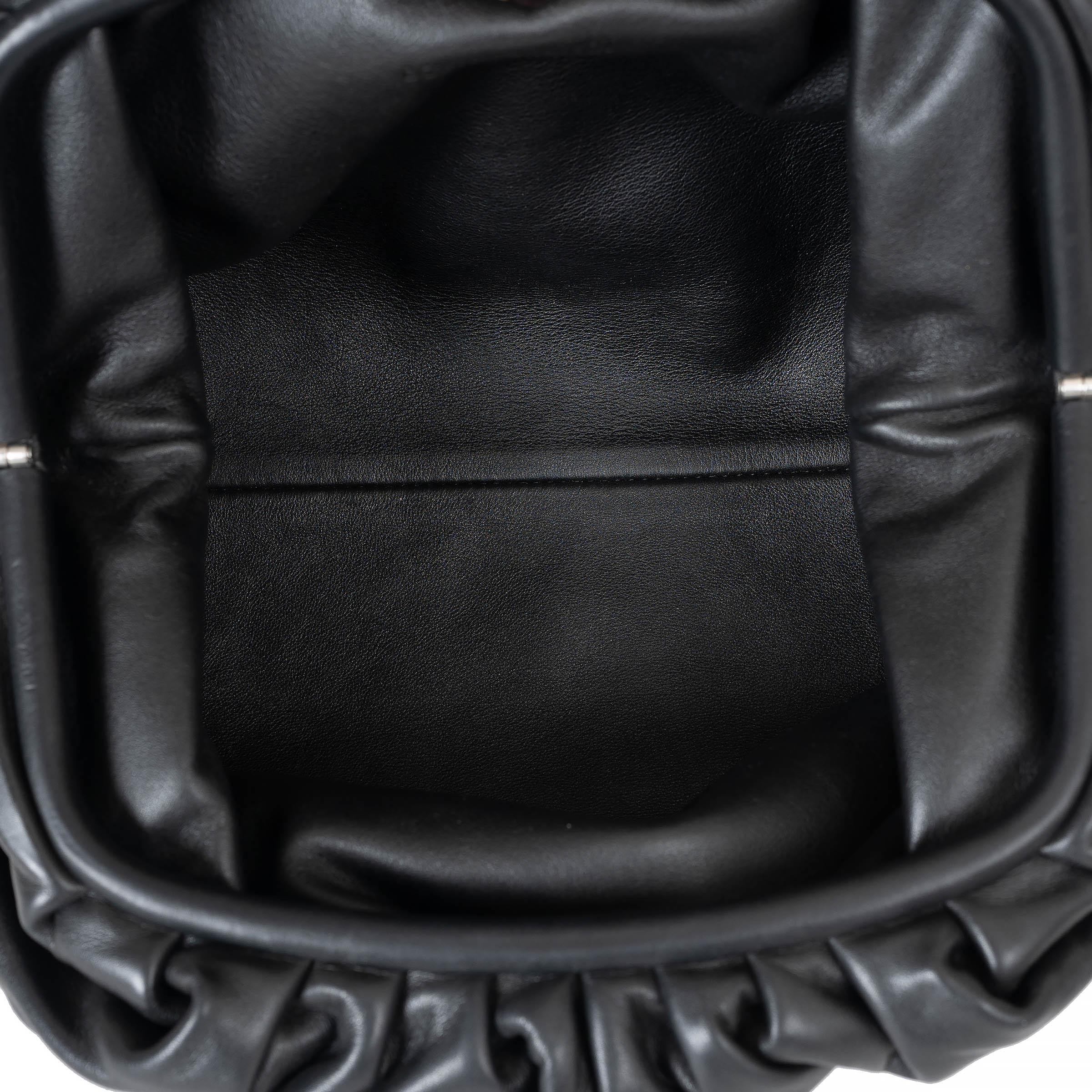 Bolso de mano CLASSIC POUCH de piel negra BOTTEGA VENETA en venta 1
