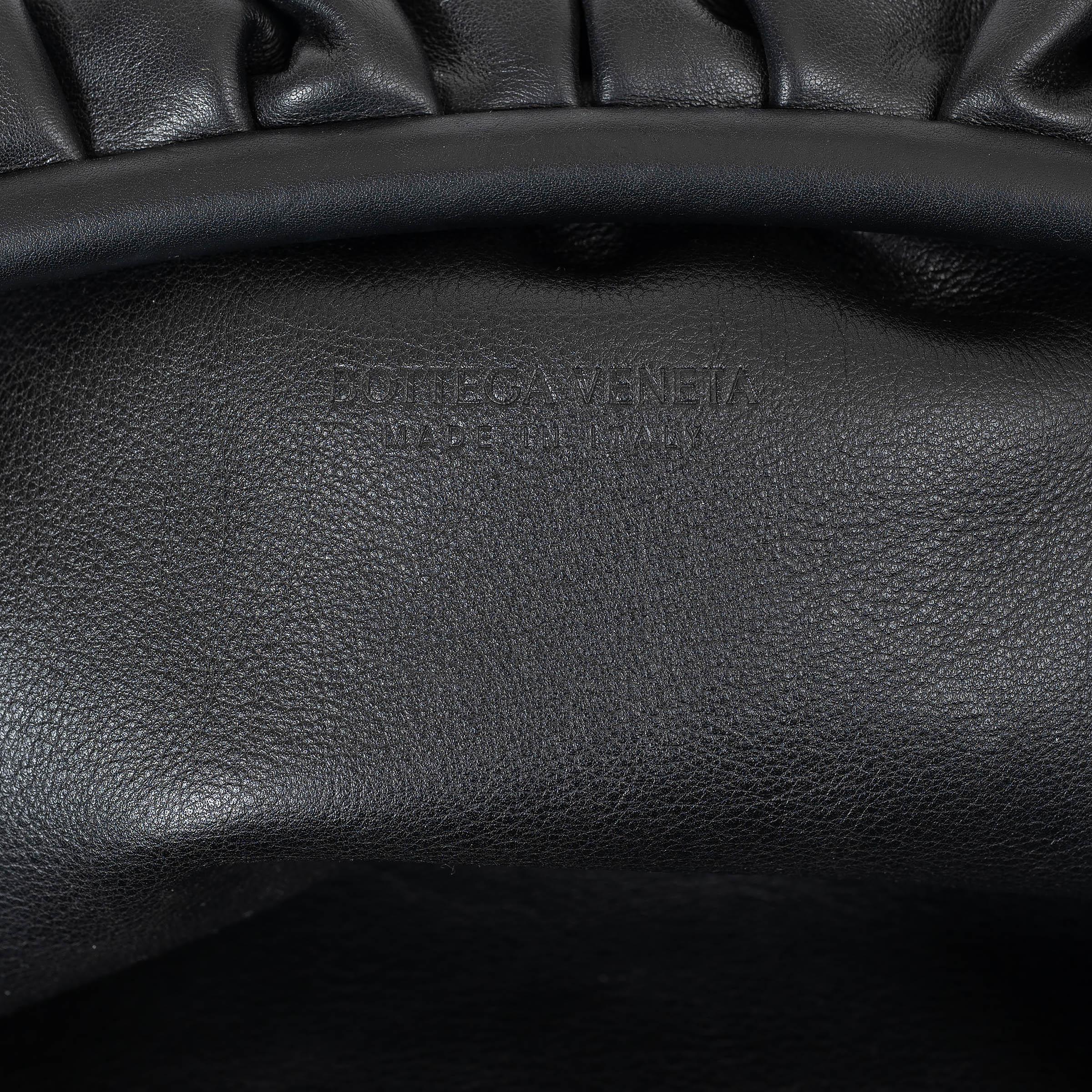 Bolso de mano CLASSIC POUCH de piel negra BOTTEGA VENETA en venta 2