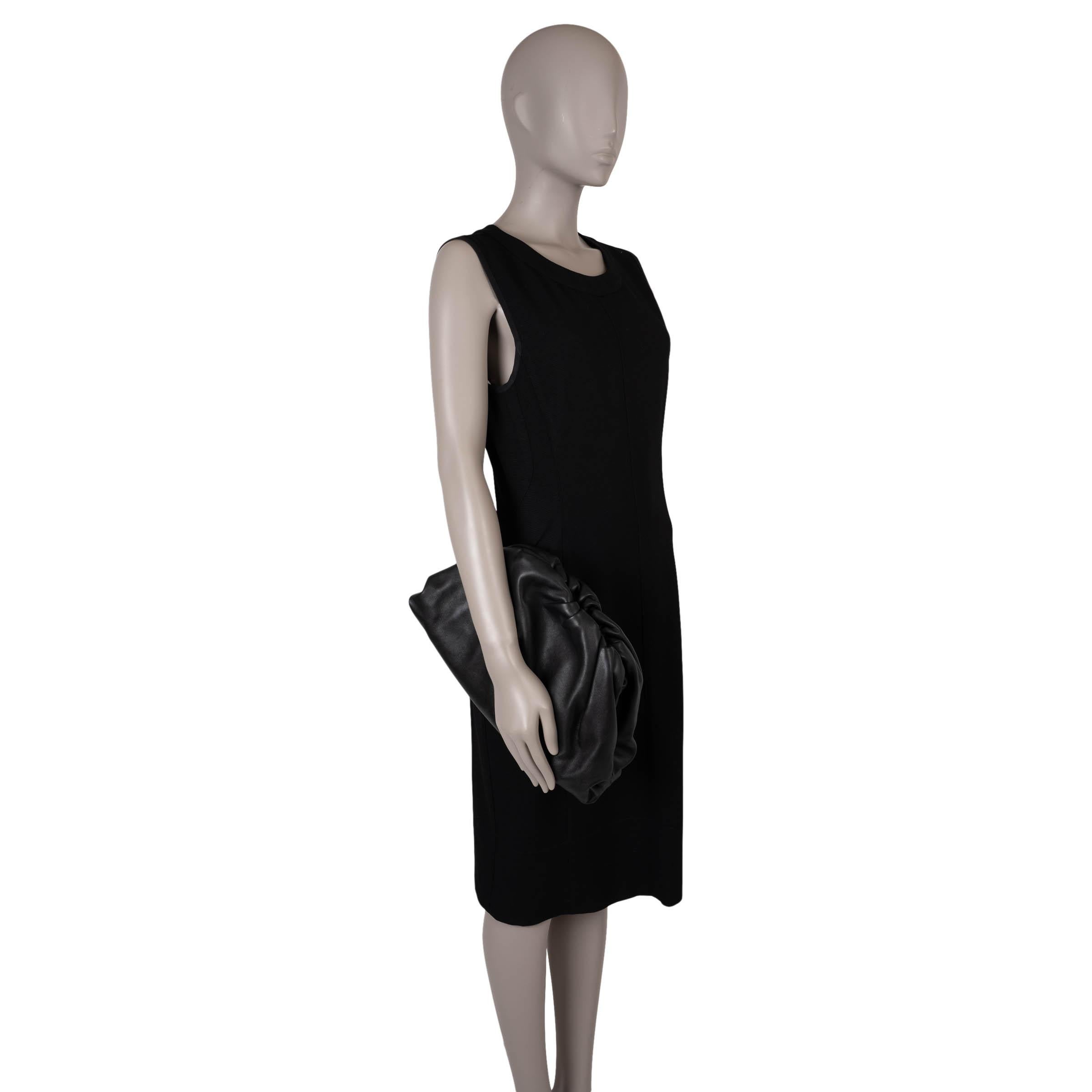 Bolso de mano CLASSIC POUCH de piel negra BOTTEGA VENETA en venta 4