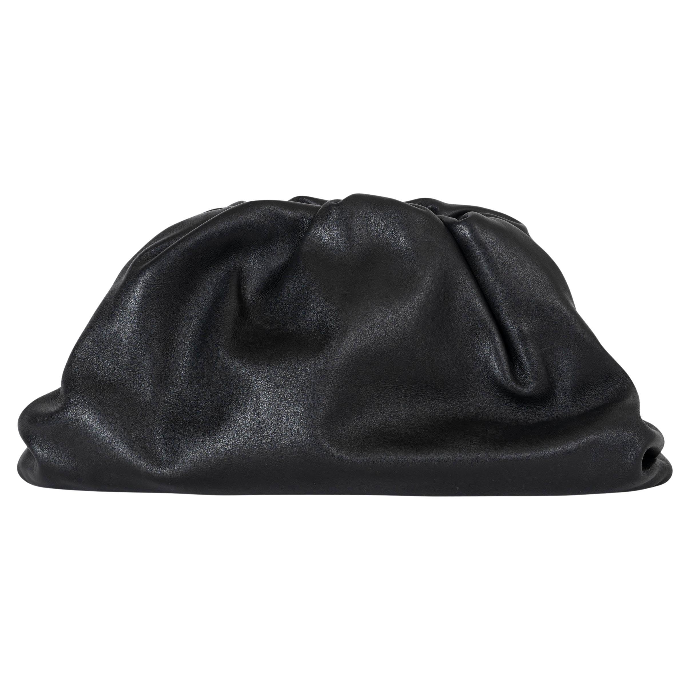 Bolso de mano CLASSIC POUCH de piel negra BOTTEGA VENETA en venta