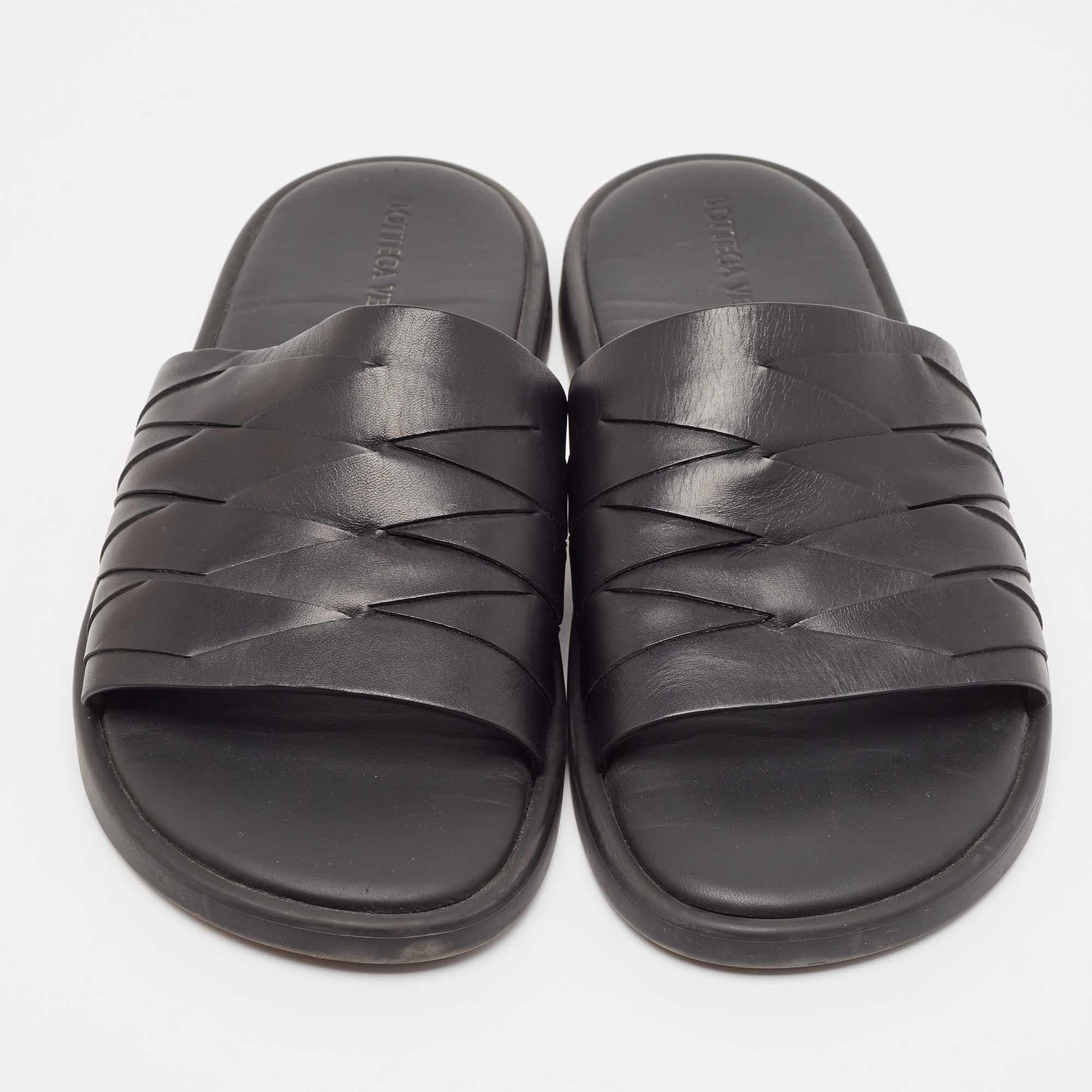 Bottega Veneta Black Leather Flat Slides Size 44 In Good Condition In Dubai, Al Qouz 2