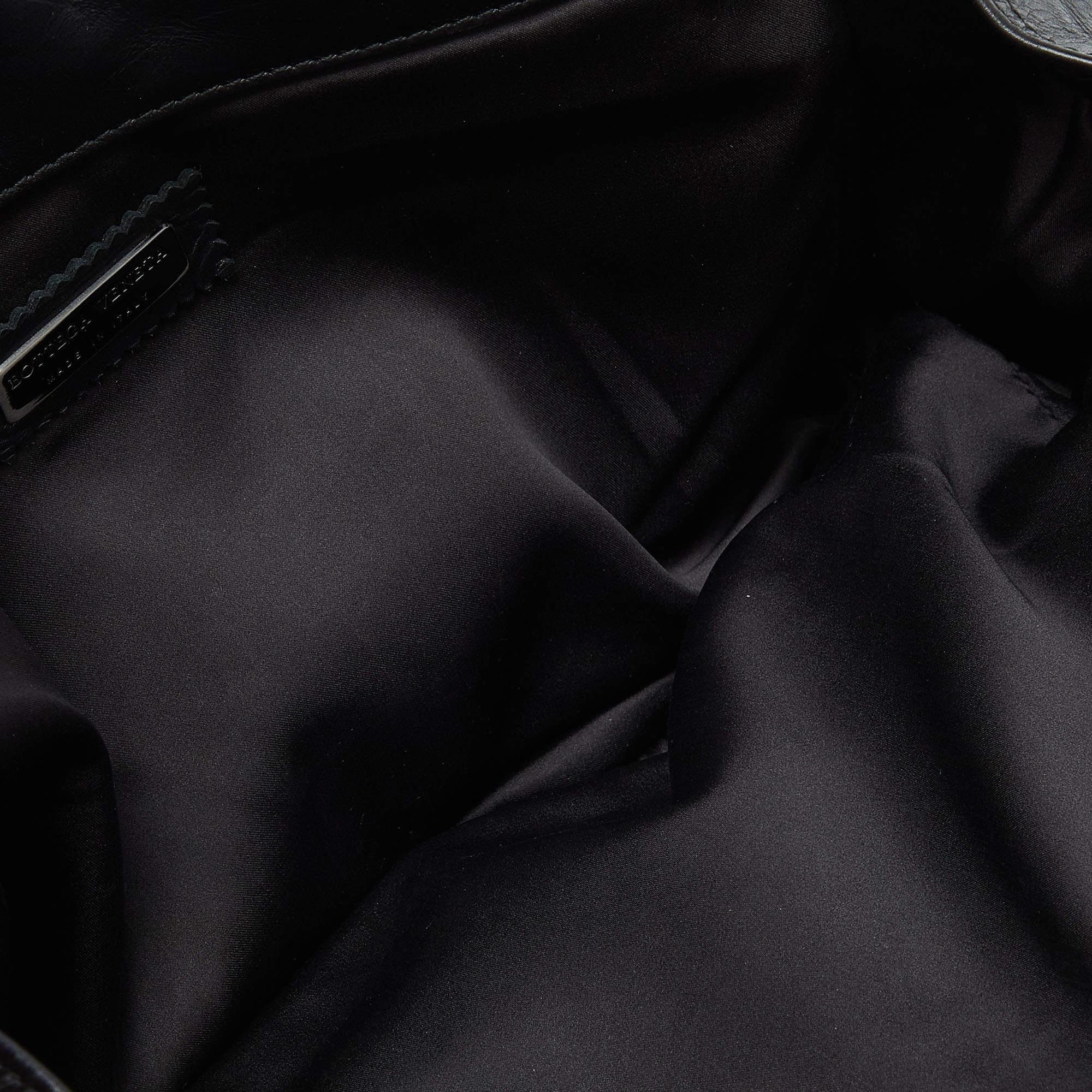 Bottega Veneta Schwarze Ledertasche mit Fronttasche aus Leder im Angebot 6