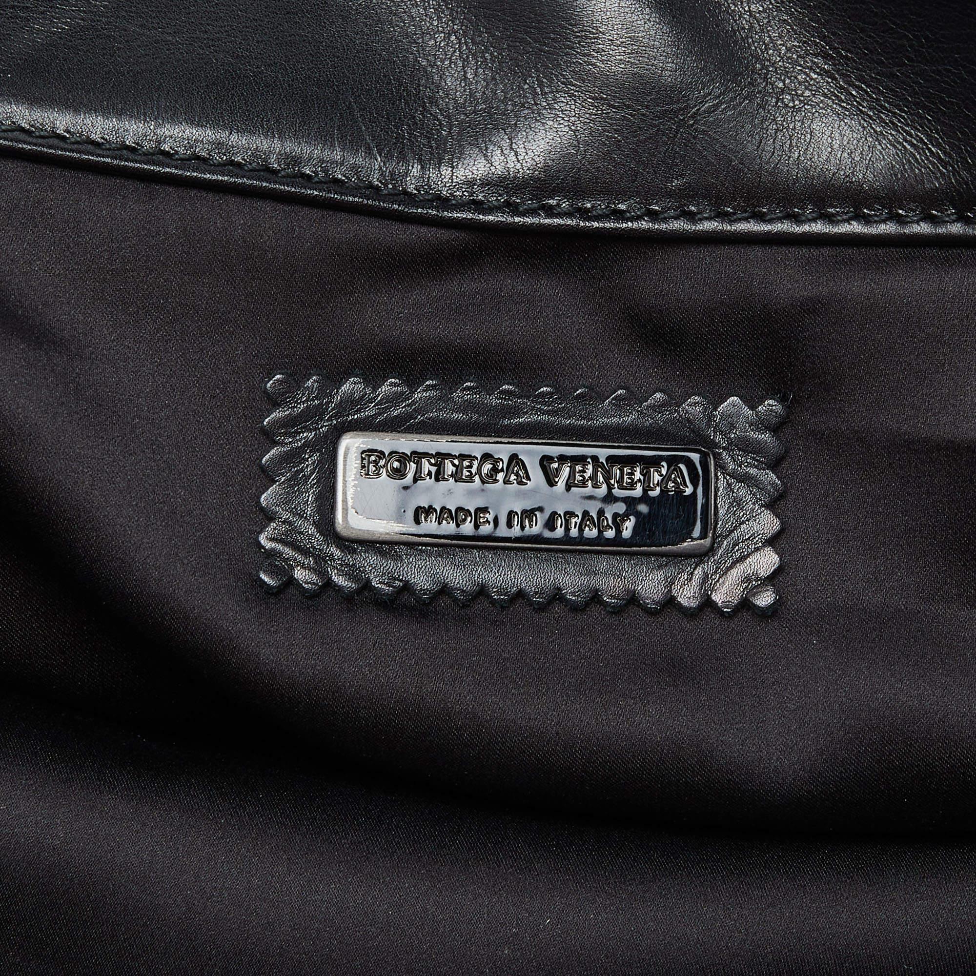 Bottega Veneta Schwarze Ledertasche mit Fronttasche aus Leder im Angebot 2