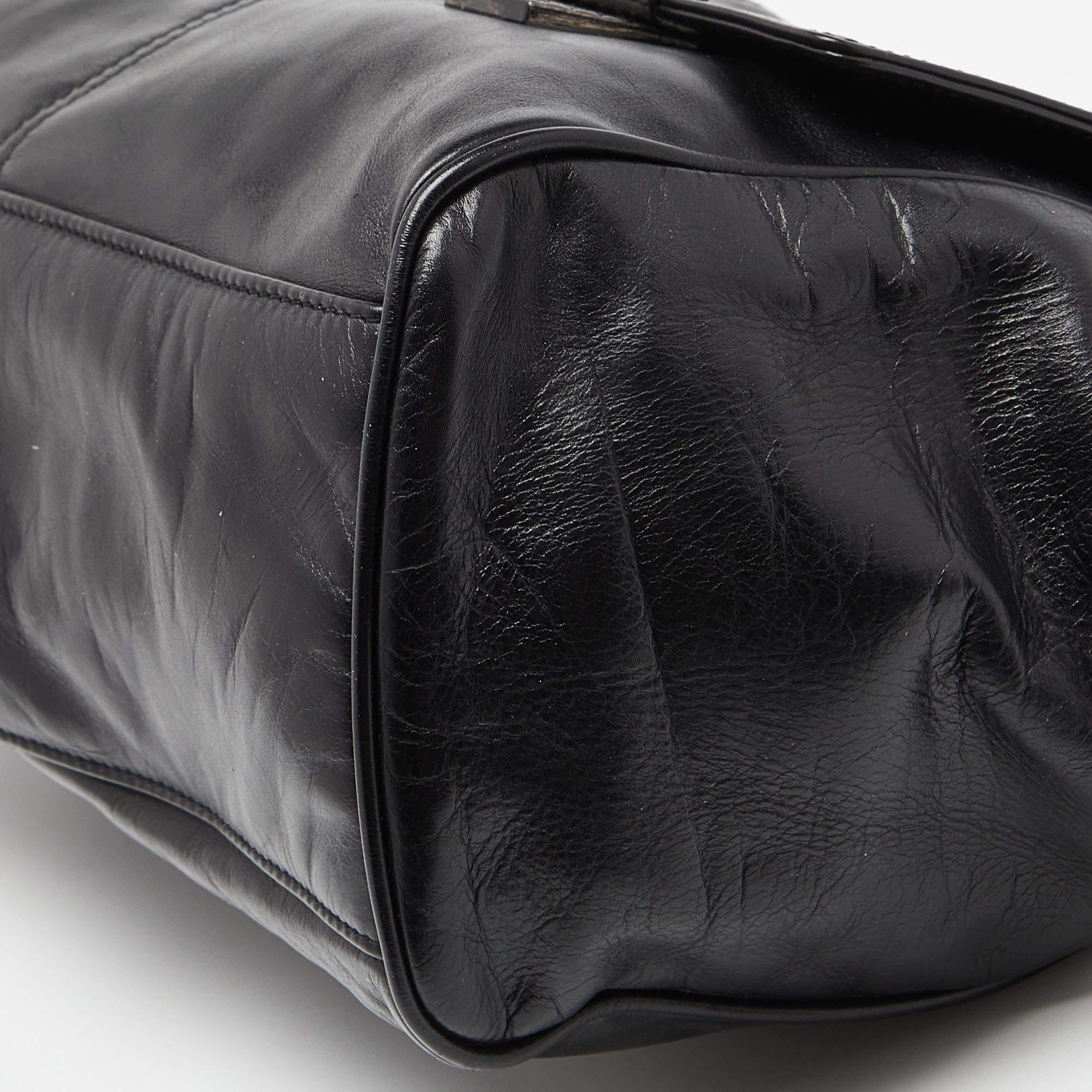 Bottega Veneta Schwarze Ledertasche mit Fronttasche aus Leder im Angebot 4