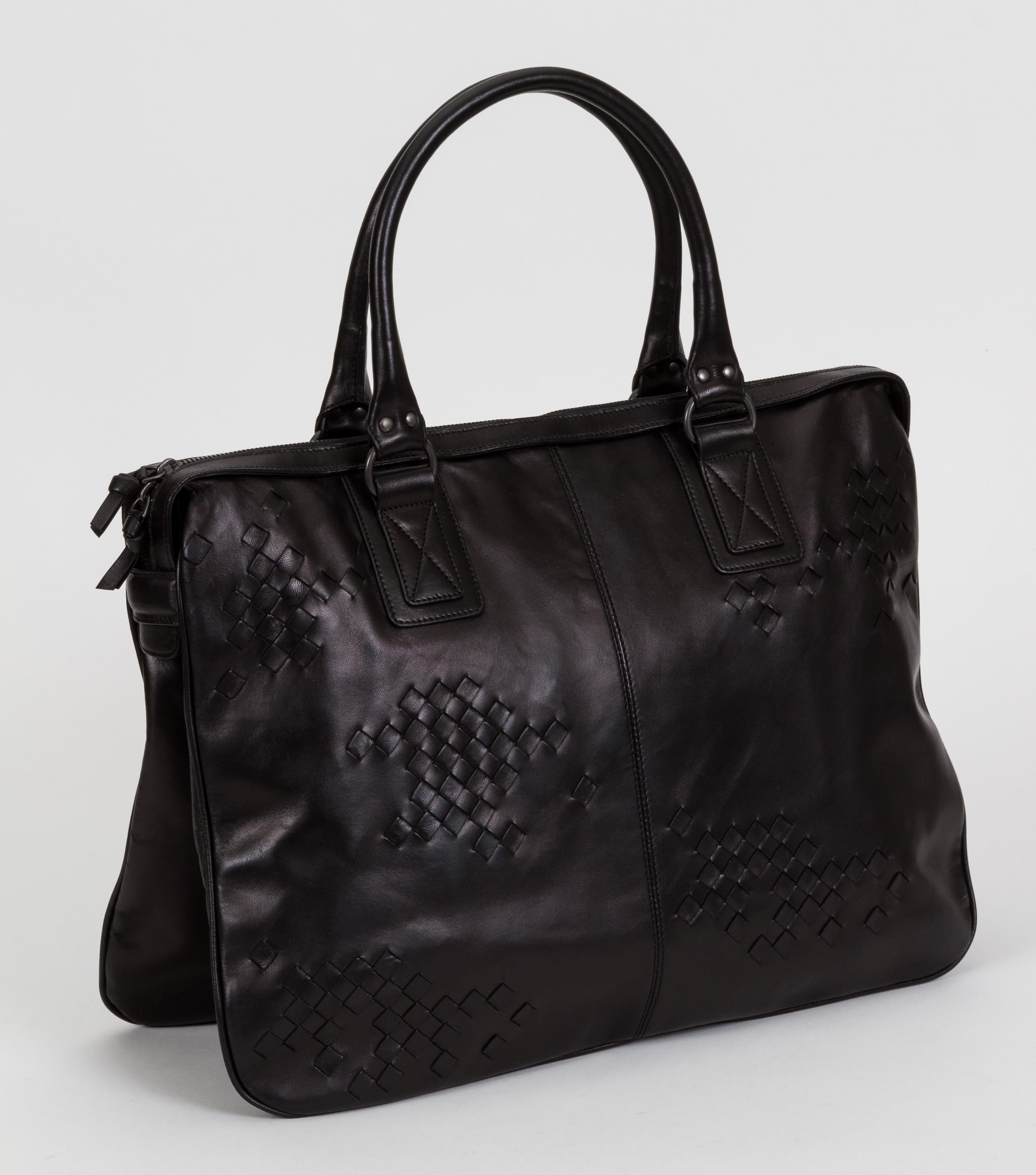 Bottega Veneta smooth and intrecciato combination black leather handbag. Spacious with two interior compartments plus a center zipped one. Tan suede interior. Handle drop, 7.5