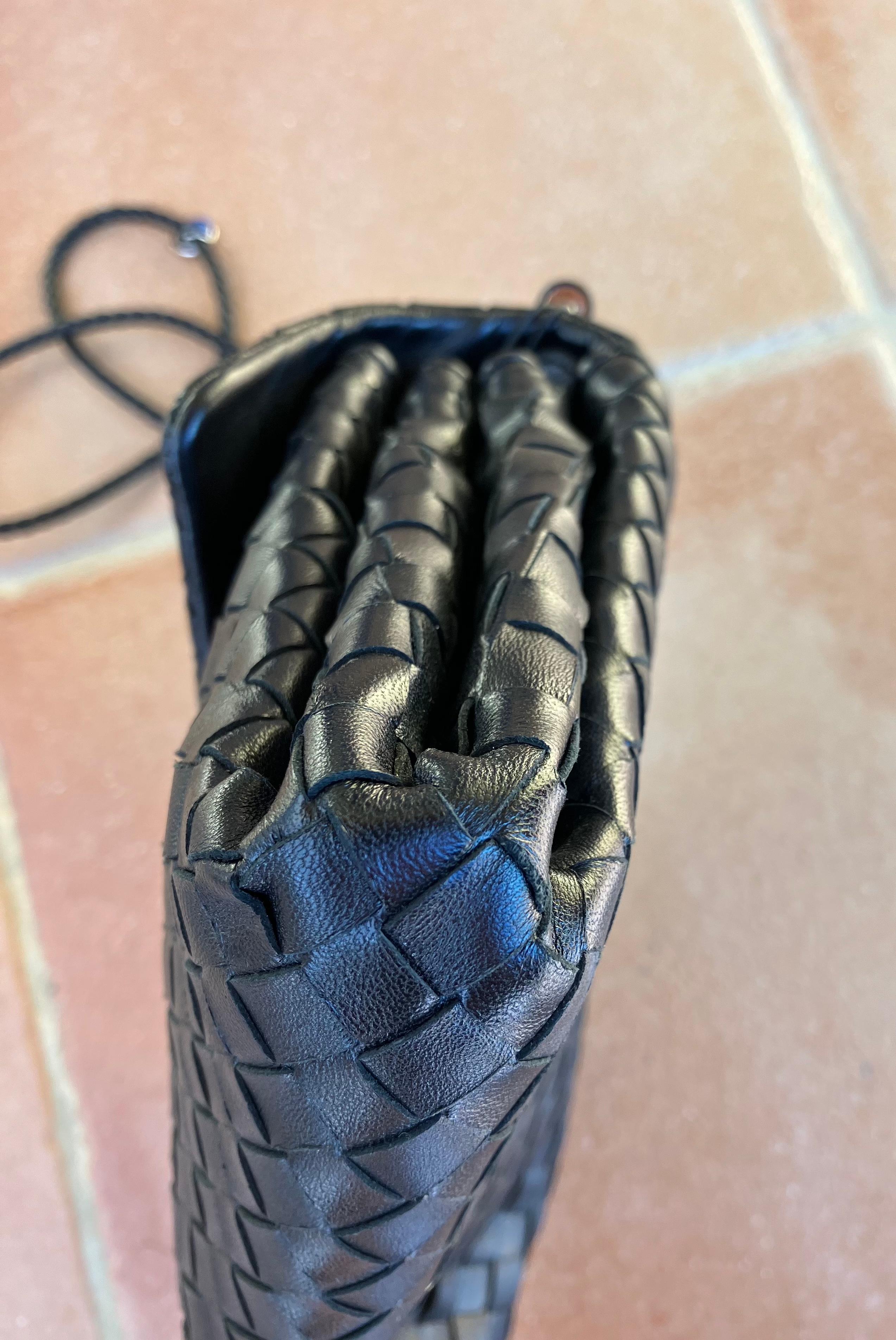 Bottega Veneta - Pochette en cuir noir Intrecciato 5
