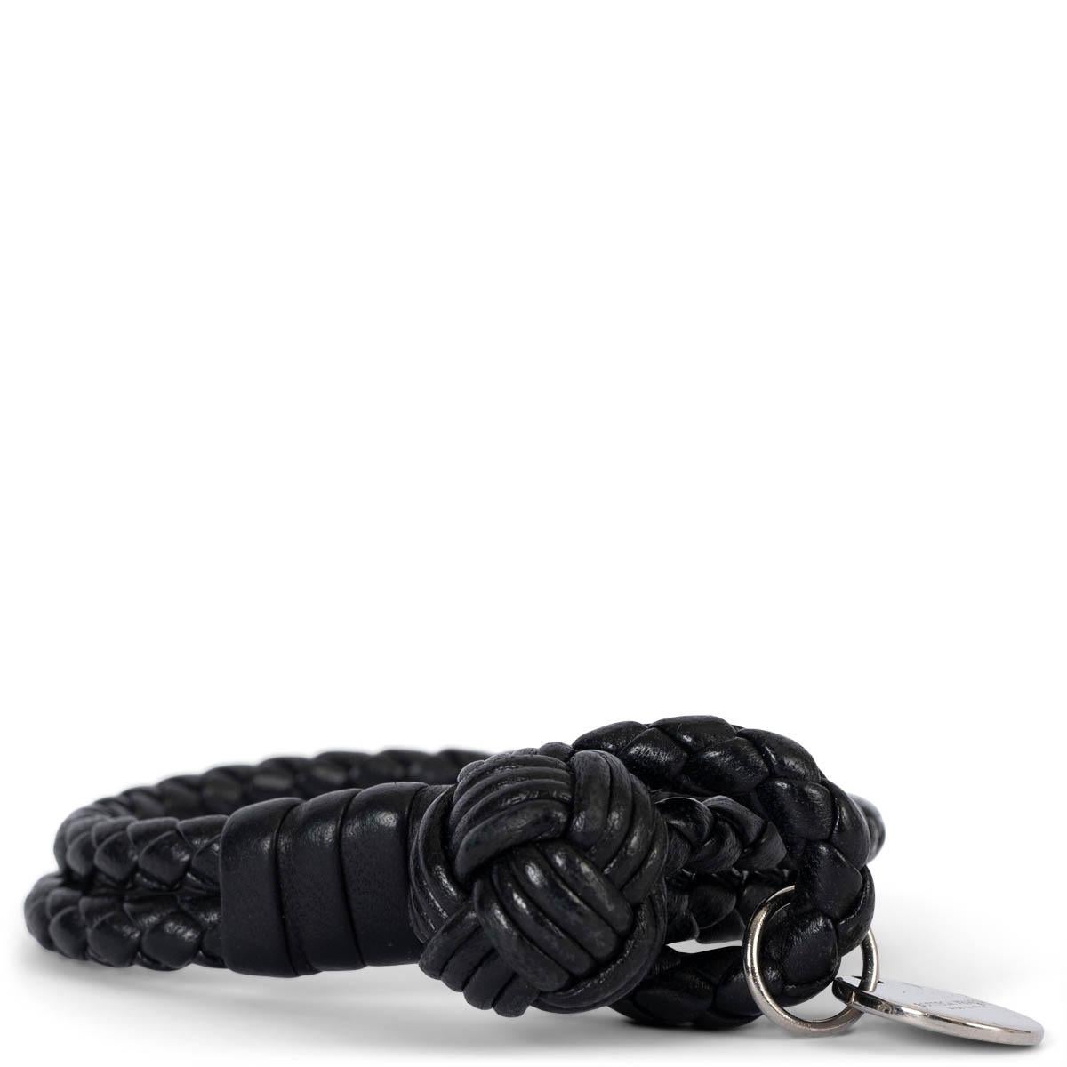 100% authentisches Bottega Veneta Intrecciato Armband aus schwarzem geflochtenem Leder mit doppeltem Armband und Knotenverschluss. Wurde getragen und ist in ausgezeichnetem Zustand. 

Umfang 16cm (6.2in)

Alle unsere Angebote umfassen nur den