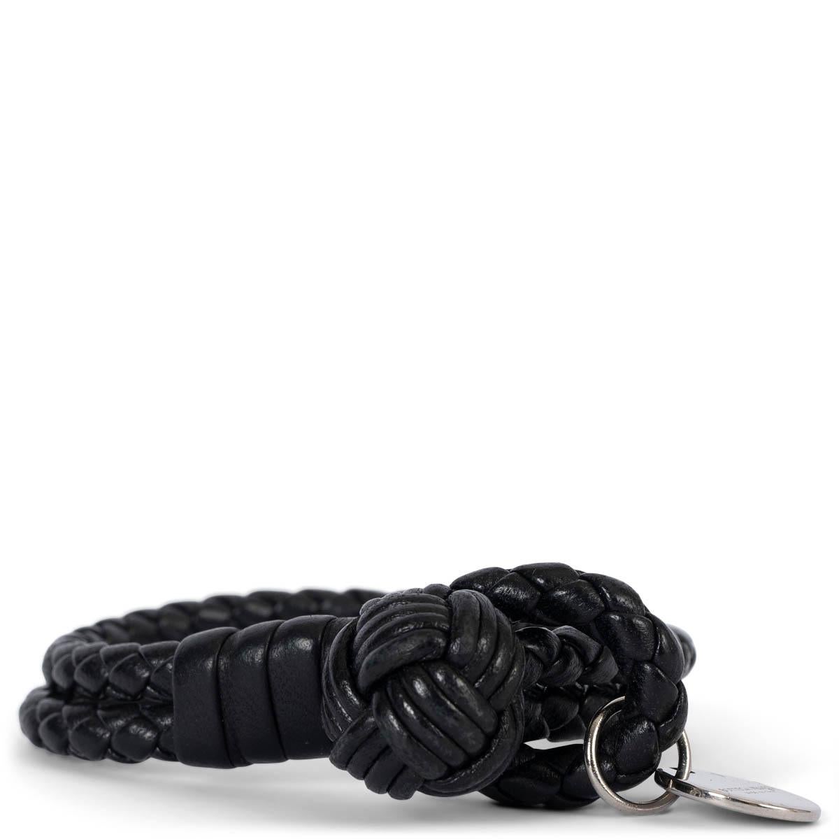 Bracelet Intrecciato 100% authentique de Bottega Veneta en cuir tressé noir avec double attache et fermeture à nœud. A été porté et est en excellent état. 

Circonférence 16cm (6.2in)

Toutes nos annonces ne comprennent que l'article indiqué, sauf