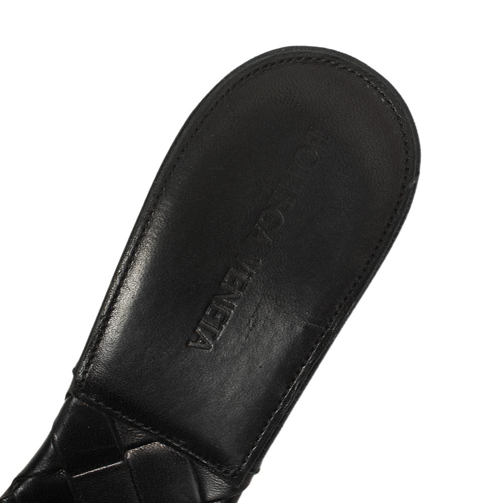 Bottega Veneta Black Leather Intrecciato Lido Sandals Size 40.5 In Good Condition In Dubai, Al Qouz 2