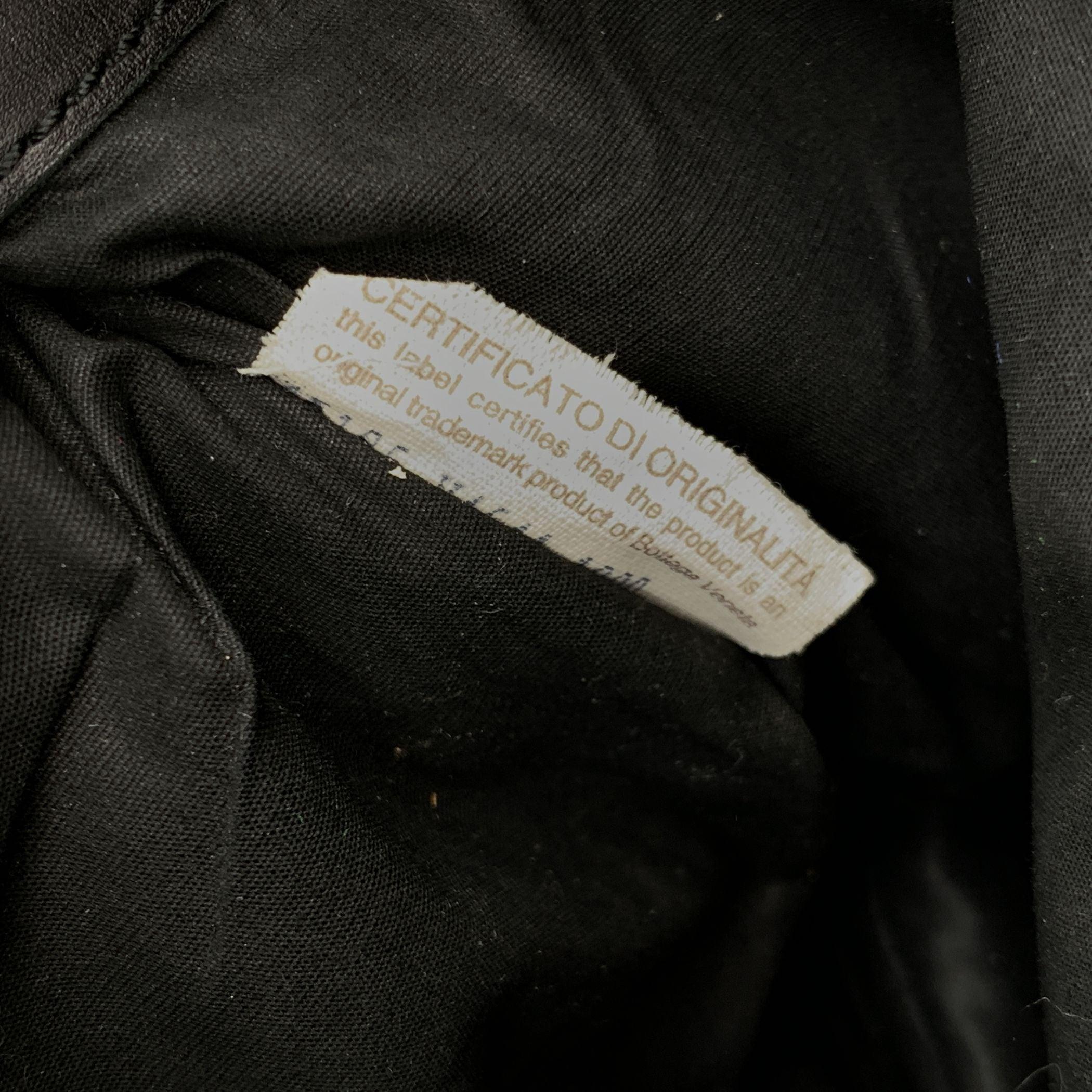 Bottega Veneta, pelle nera Intrecciato, Pochette da polso con chiusura a scorrimento in vendita 3