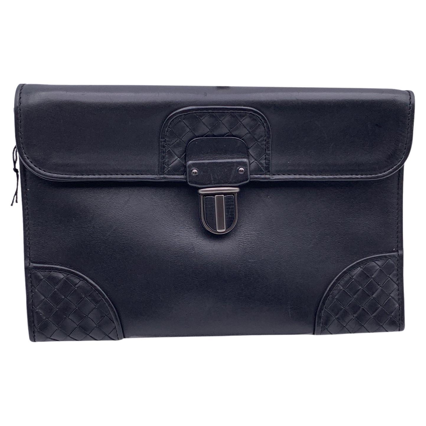 Bottega Veneta, pelle nera Intrecciato, Pochette da polso con chiusura a scorrimento in vendita