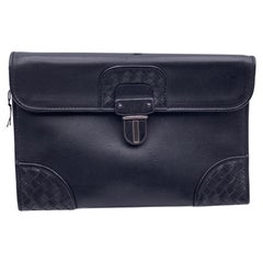 Bottega Veneta, pelle nera Intrecciato, Pochette da polso con chiusura a scorrimento
