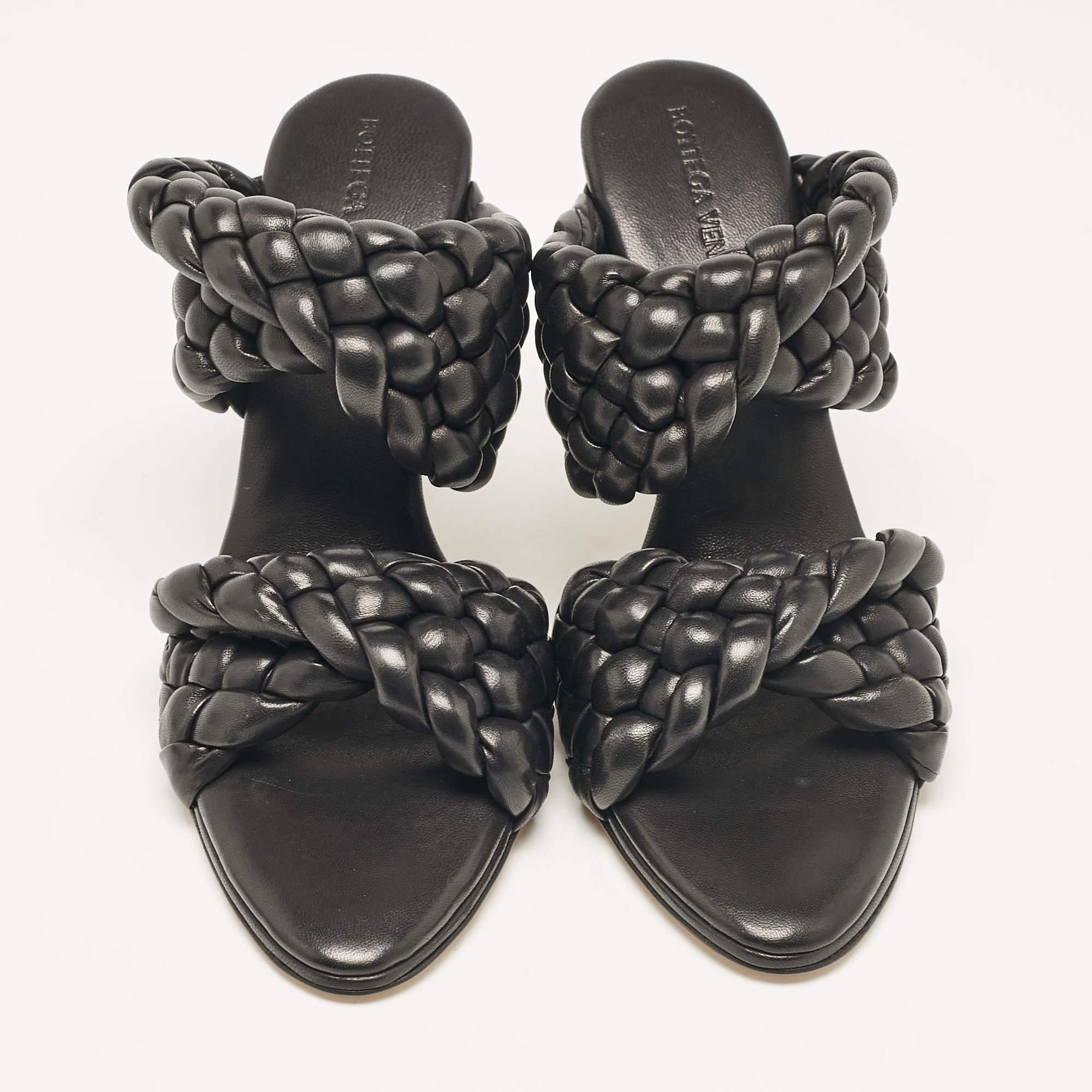 Bottega Veneta Black Leather Intrecciato Slide Sandals Size 38.5 In New Condition For Sale In Dubai, Al Qouz 2