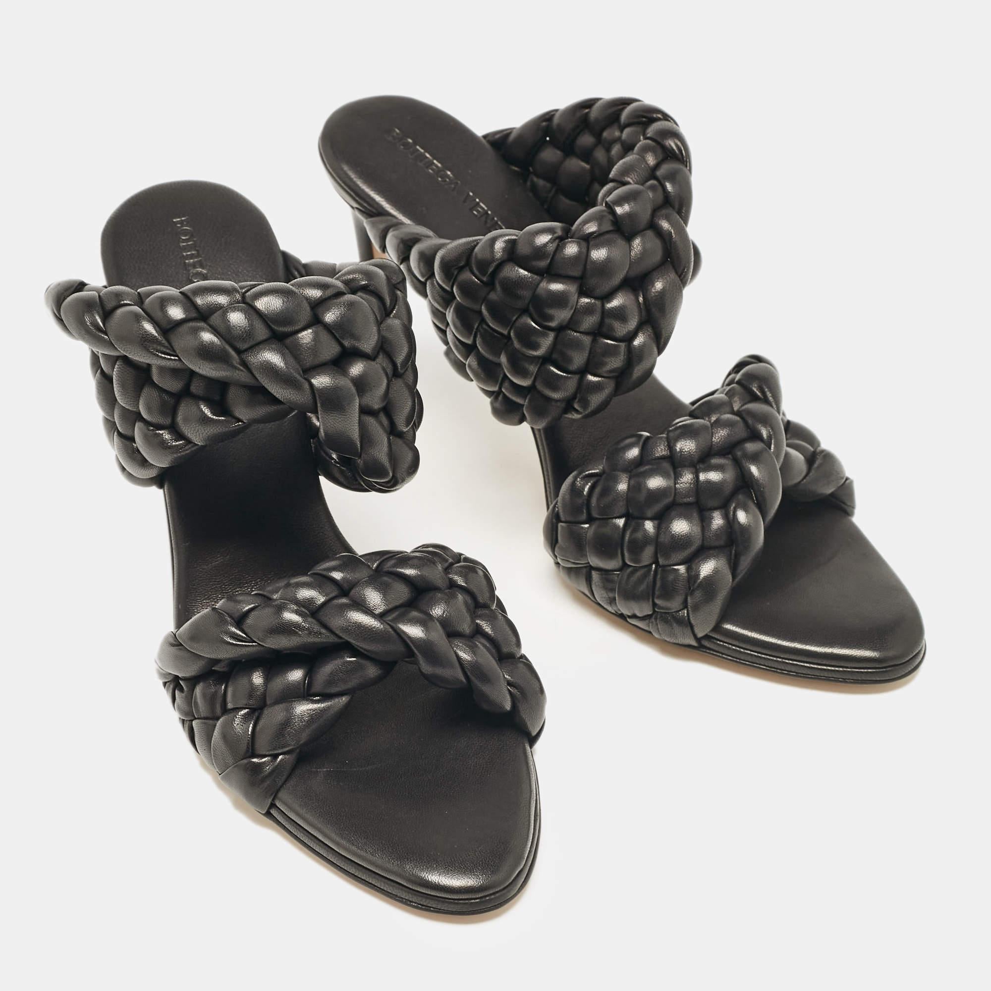 Women's Bottega Veneta Black Leather Intrecciato Slide Sandals Size 38.5 For Sale