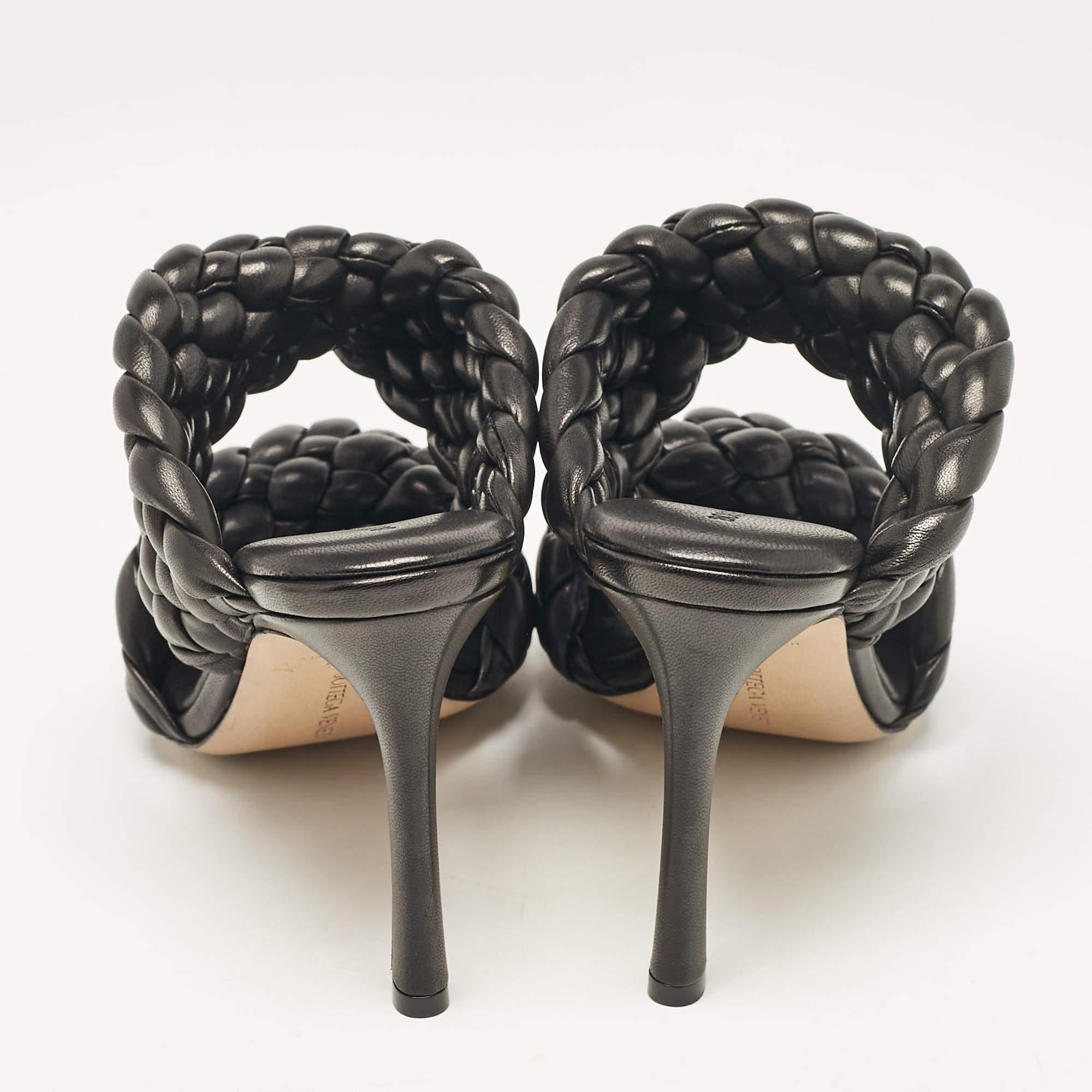 Bottega Veneta Black Leather Intrecciato Slide Sandals Size 38.5 For Sale 1