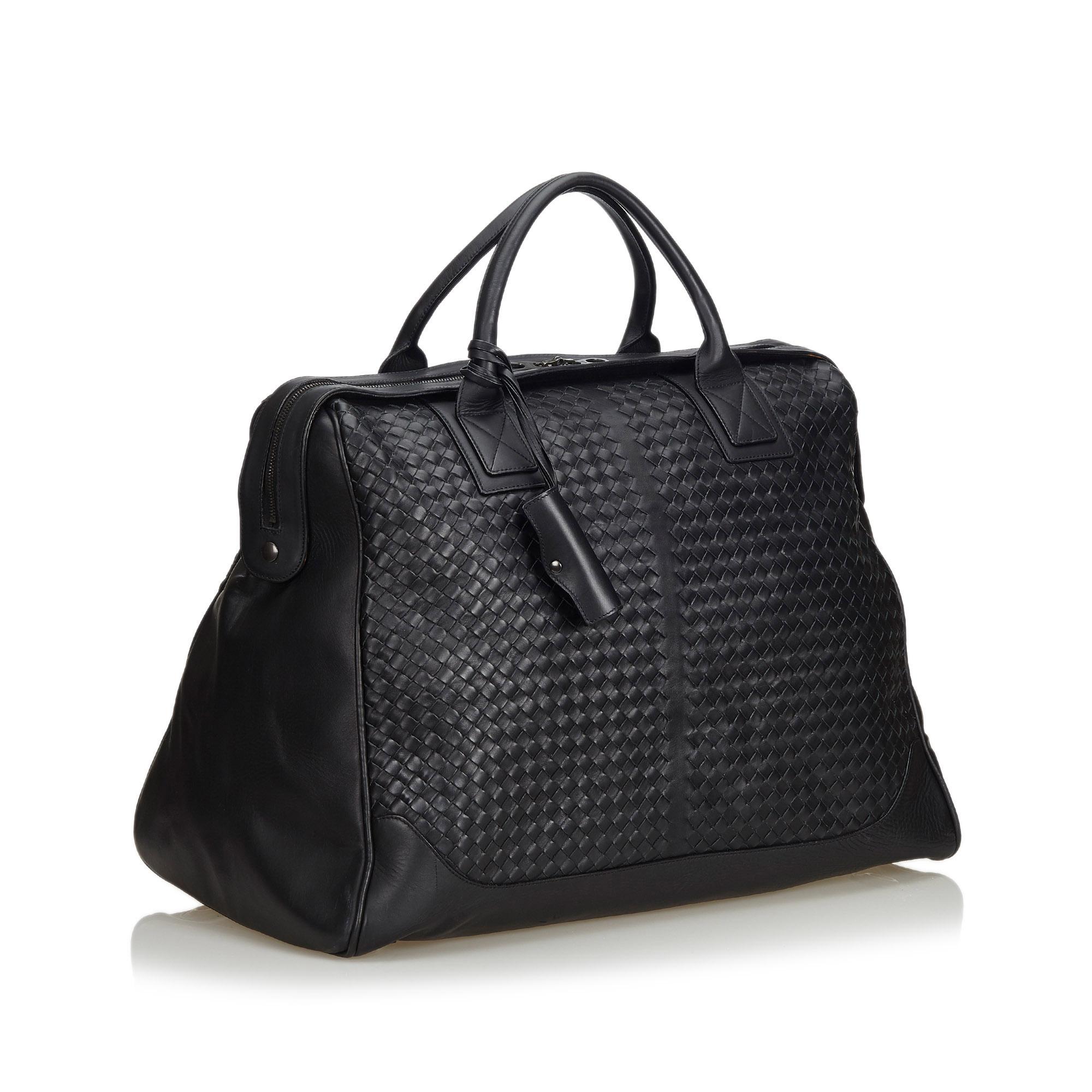 This weekender features a woven leather body, rolled leather handles, a top zip closure, and an interior zip pocket. It carries as B+ condition rating.

Inclusions: 
Dust Bag

Dimensions:
Length: 40.00 cm
Width: 50.00 cm
Depth: 30.00 cm

Material: