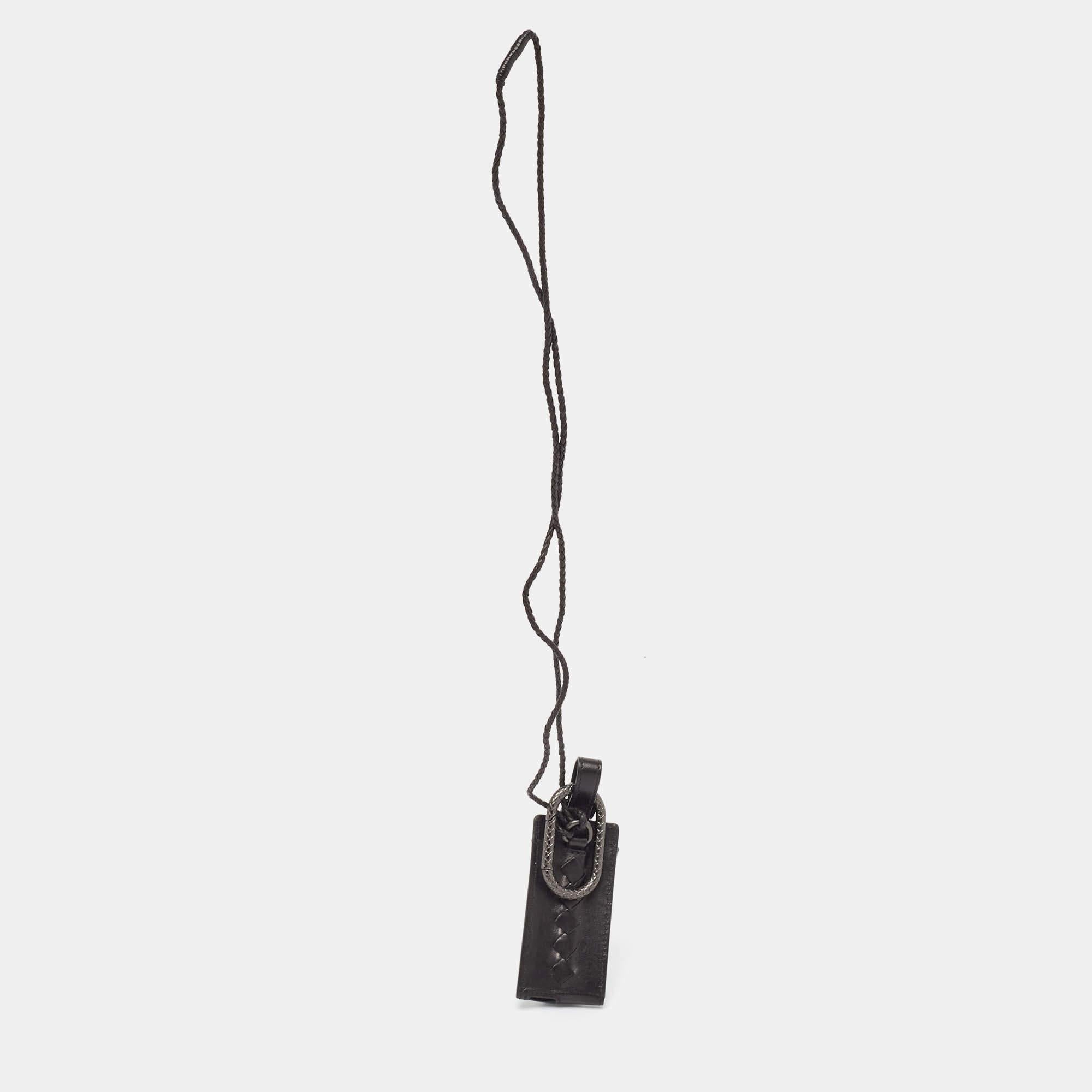 Questo elegante accessorio per il tuo iPod è firmato Bottega Veneta. Realizzata in morbida pelle nera, la custodia è dotata di un lungo cinturino e sfoggia il motivo Intrecciato.