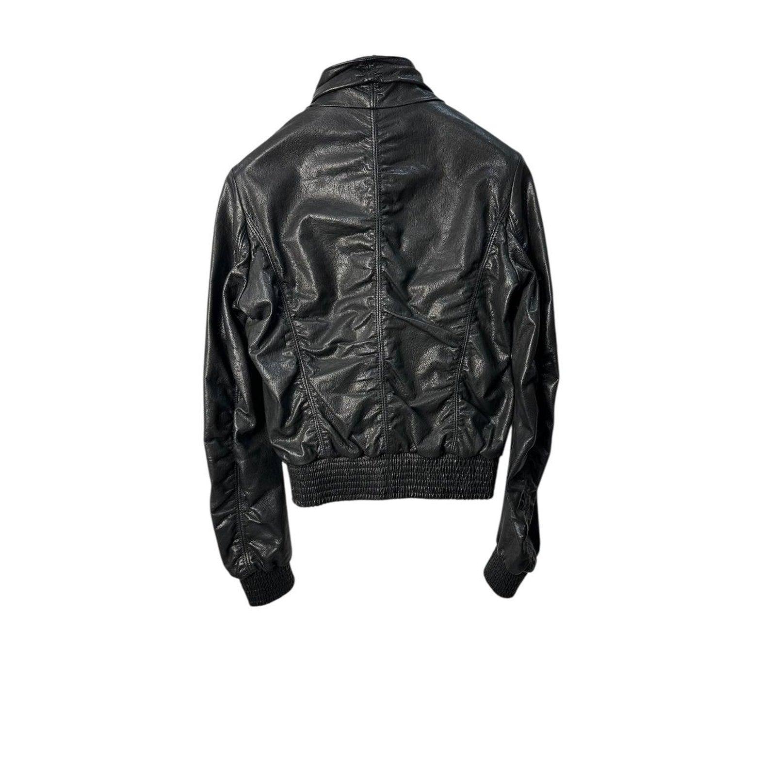 Si tratta di una bellissima giacca in pelle nera di Bottega Veneta taglia 42. 

Presenta una finitura opaca con dettagli unici increspati sull'abbottonatura e sulle tasche con patta. La struttura morbida e gli ampi polsini e orli elasticizzati