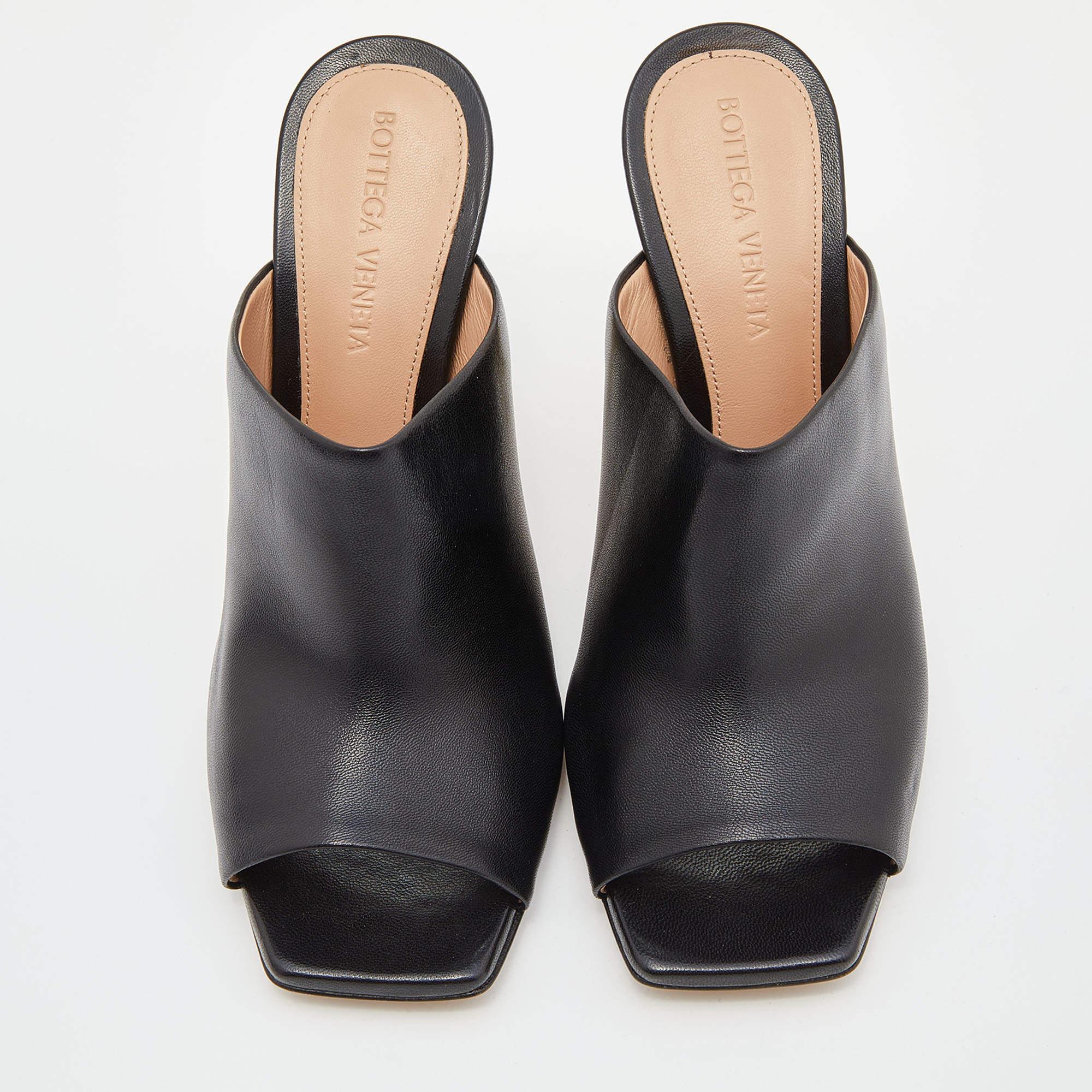 Create effortless styles with these Bottega Veneta mules. Made of quality materials, they are designed to elevate your OOTD and keep you in comfort all day long.

