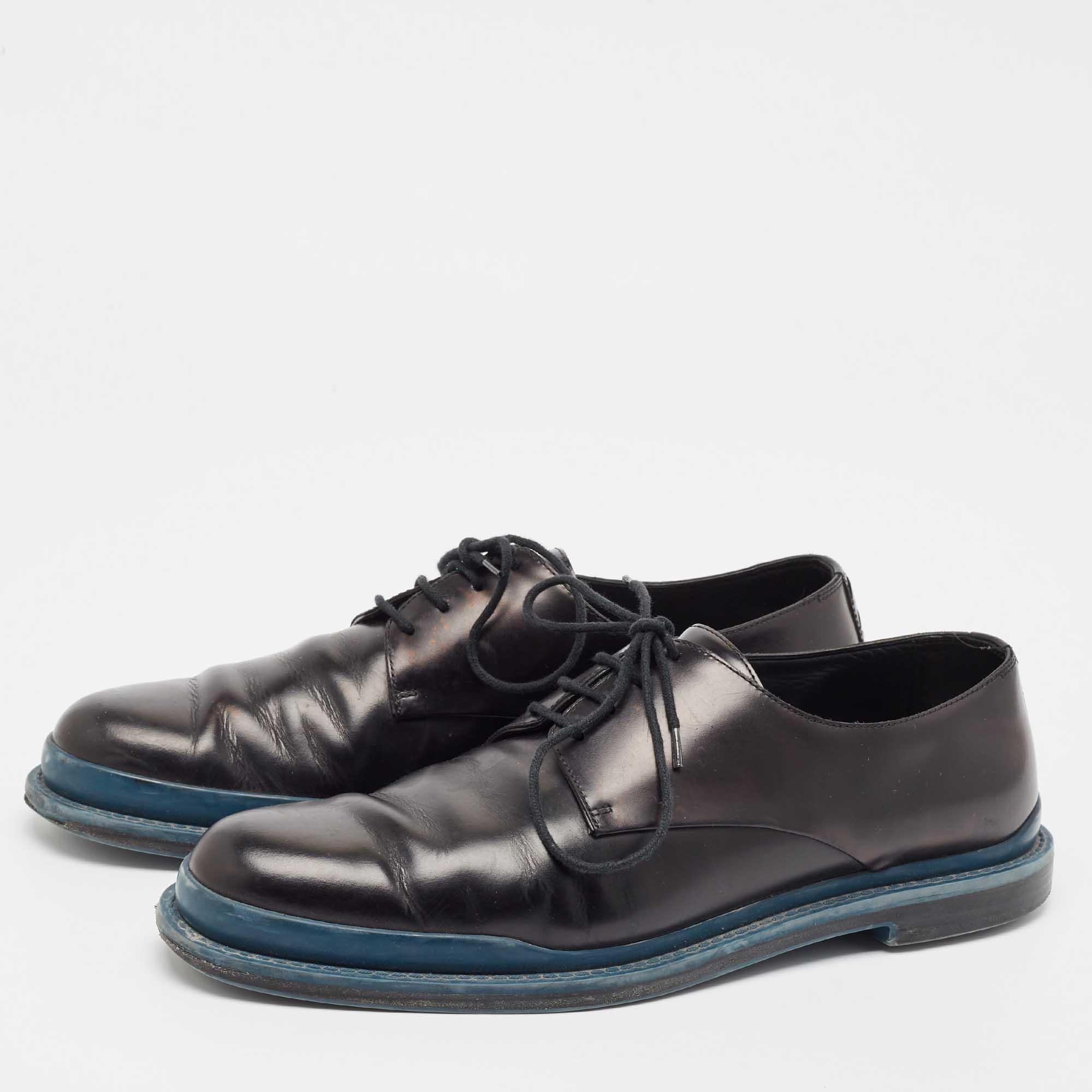 I lacci neri lucidi e semplici e le sfumature blu conferiscono a questo paio un aspetto lussuoso. Disegnate da Bottega Veneta, le scarpe derby in pelle ti offriranno la giusta dose di lucentezza e comfort.