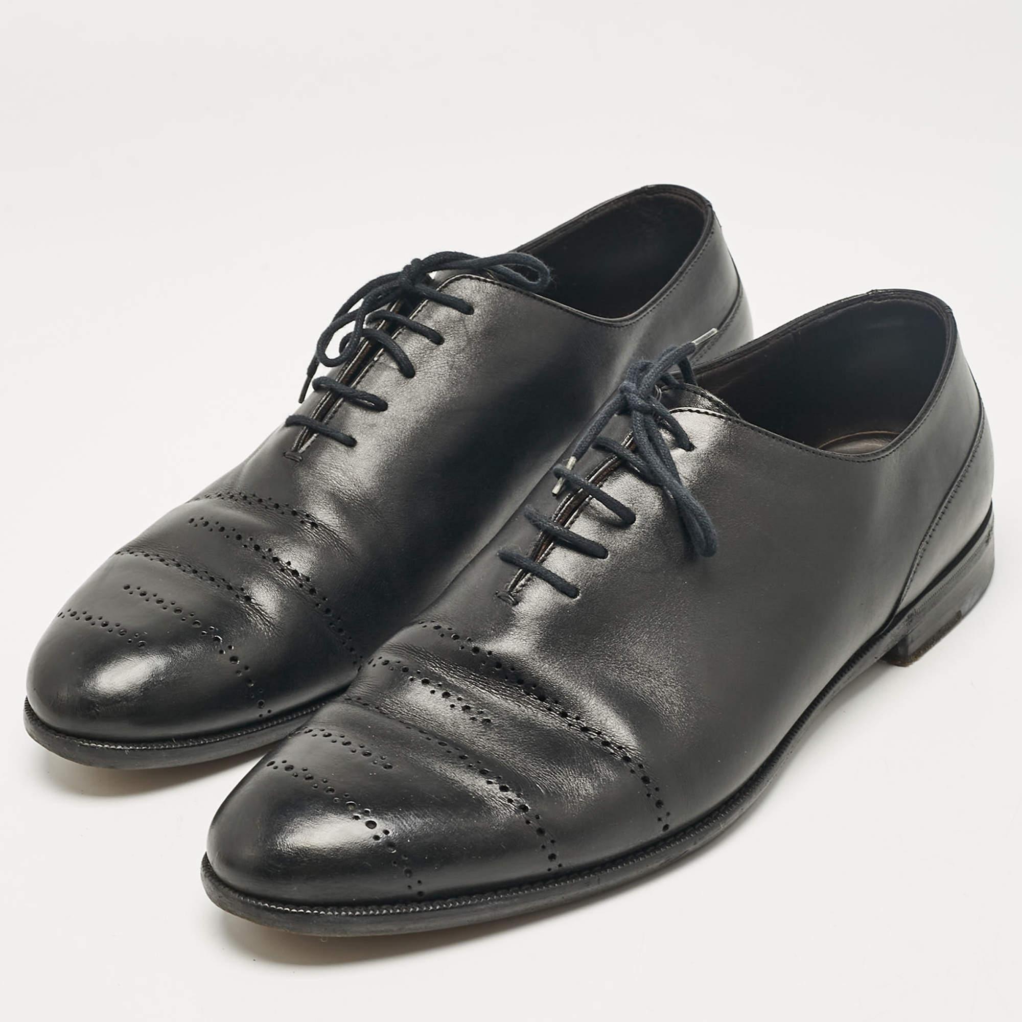 Ces oxfords sont conçus à partir des matériaux les plus nobles, avec une semelle robuste d'aspect élégant et des lacets sur l'empeigne. Associez ces chaussures à un pantalon de tailleur et à un blazer pour un look formel élégant.