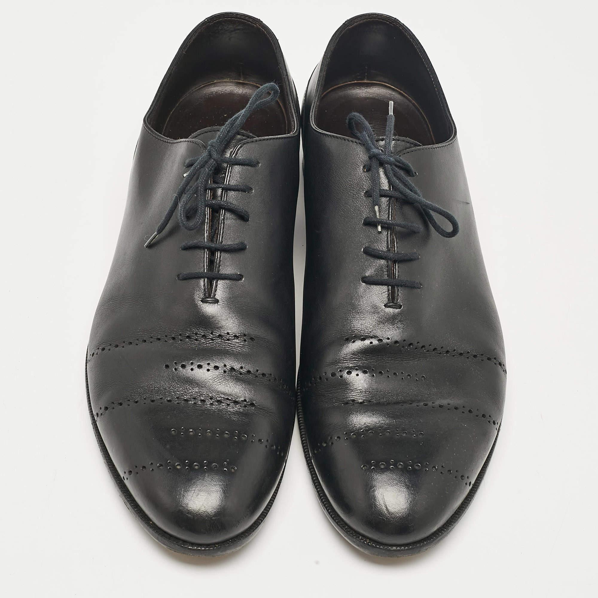 Noir Bottega Veneta Oxfords noirs à lacets, taille 45 en vente