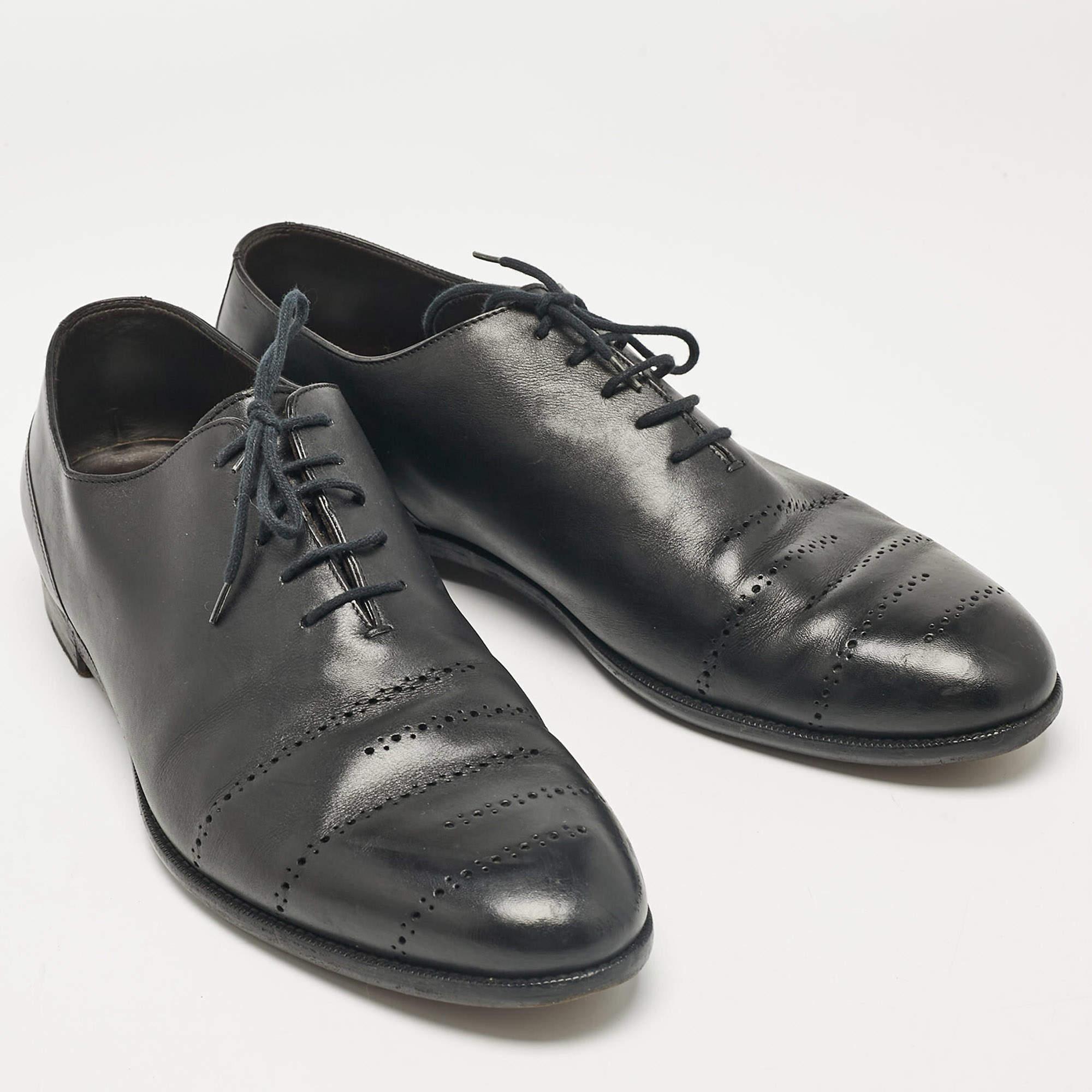 Bottega Veneta Oxfords noirs à lacets, taille 45 État moyen - En vente à Dubai, Al Qouz 2