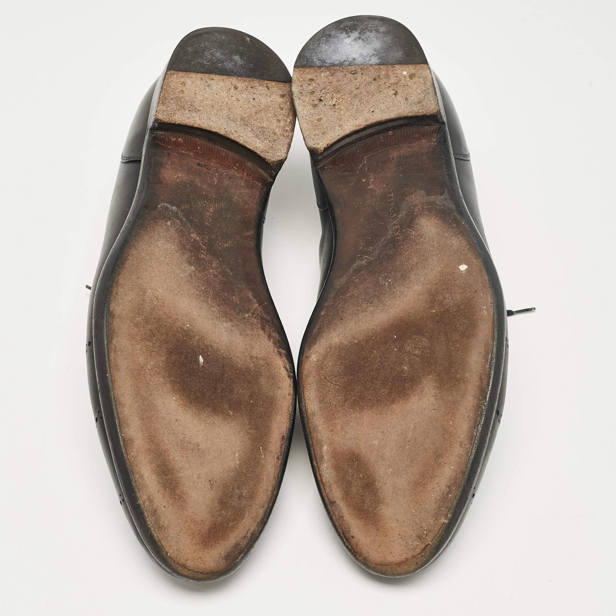 Bottega Veneta Oxfords noirs à lacets, taille 45 en vente 1