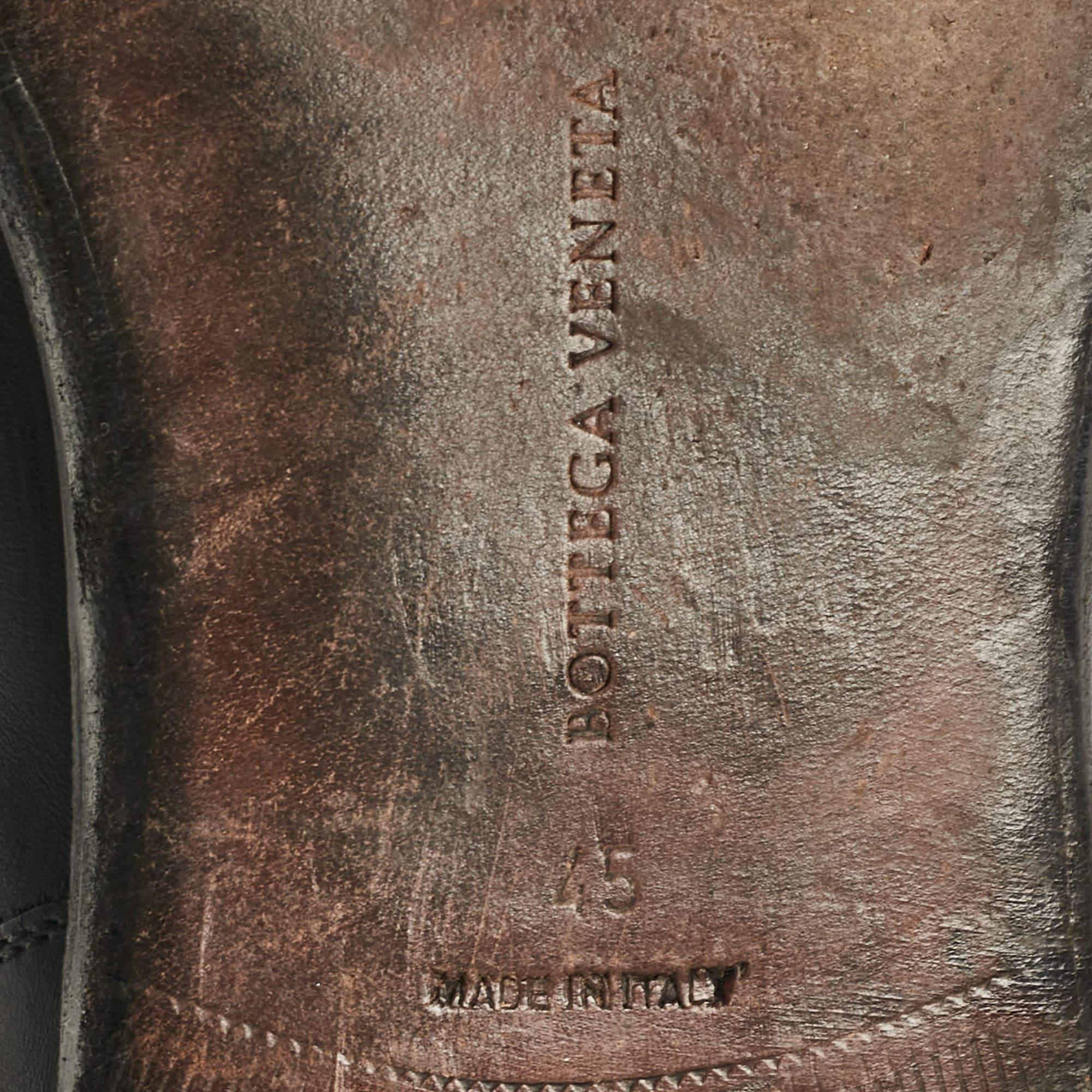 Bottega Veneta Oxfords noirs à lacets, taille 45 en vente 3