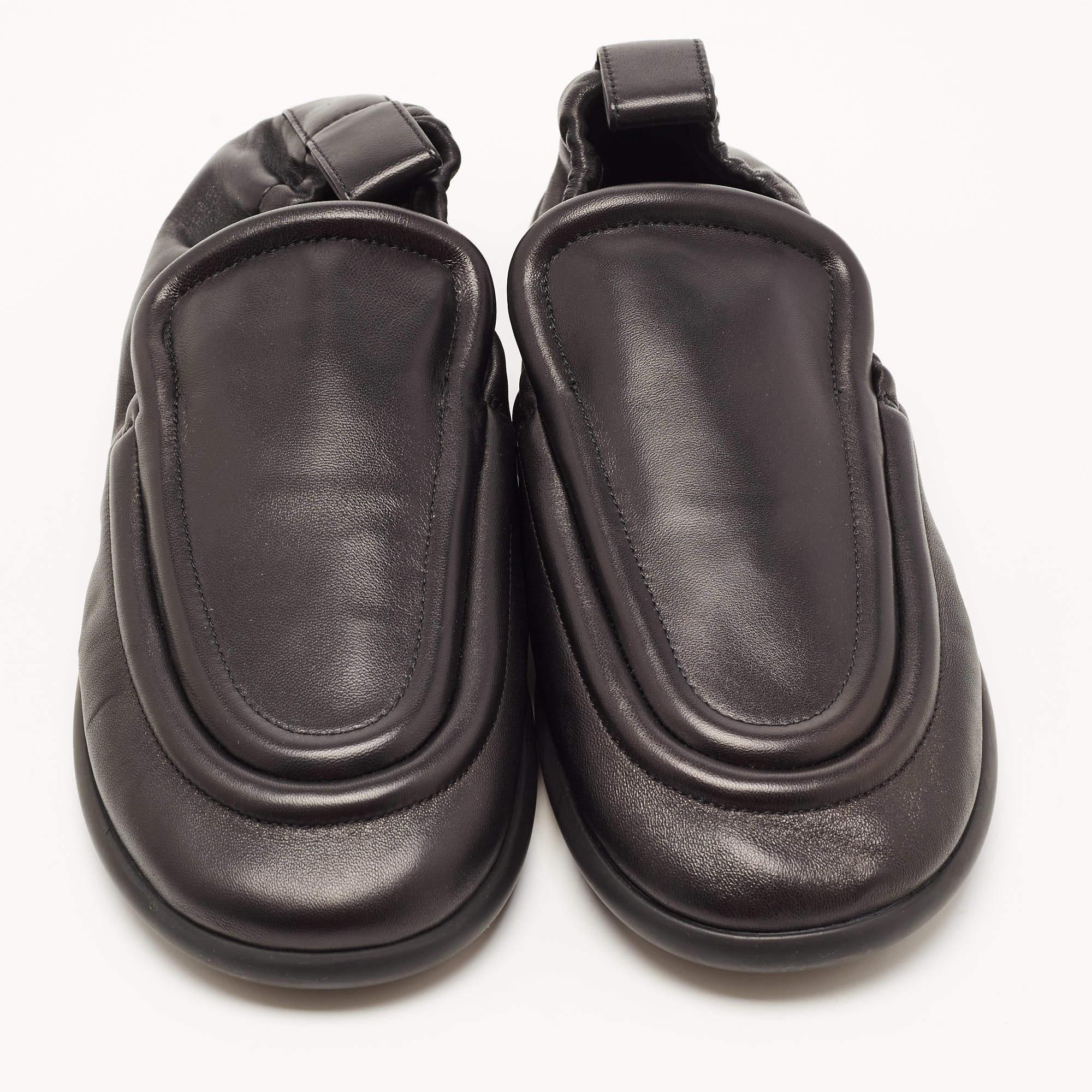 One look at this pair from Bottega Veneta and you'll know what your shoe collection has been missing all along! Crafted with excellence using leather, these smoking slippers are simply luxe. Round toes, leather insoles, and loads of comfort make the