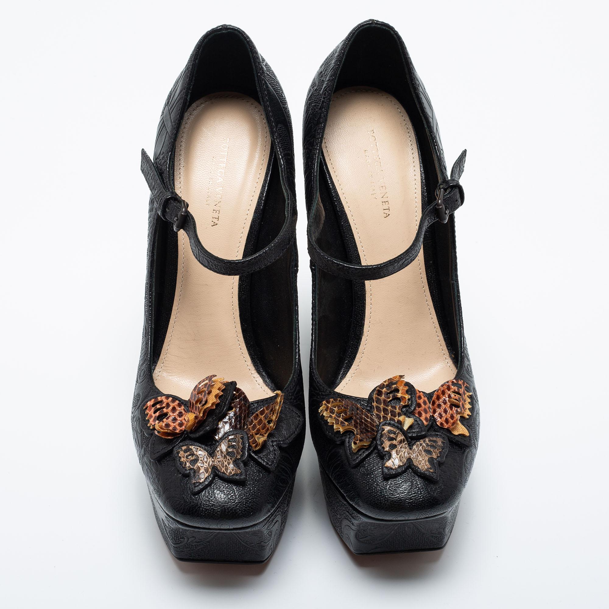 These pumps are designed to offer elegance and sophistication to your attire. Crafted from quality materials, they are raised on high heels and completed with a classy silhouette.

