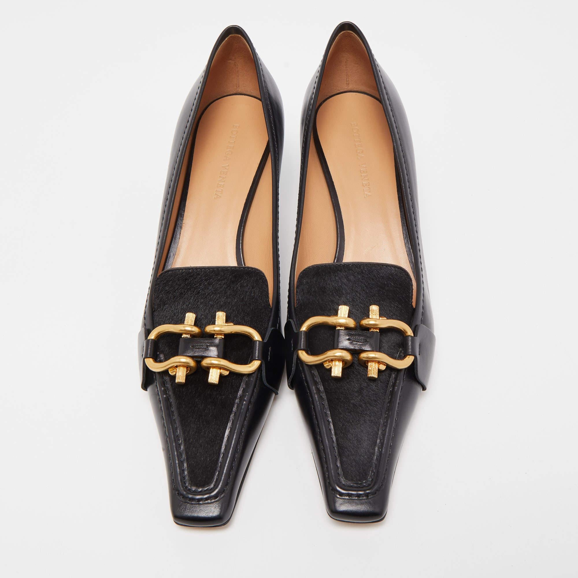 Covered using leather with gold-toned motifs accentuating the vamps, these Madame pumps are an everlasting style icon. The House of Bottega Venetta crafts these pumps in order to add elegance to your everyday attire. Pointed-toes and heels are