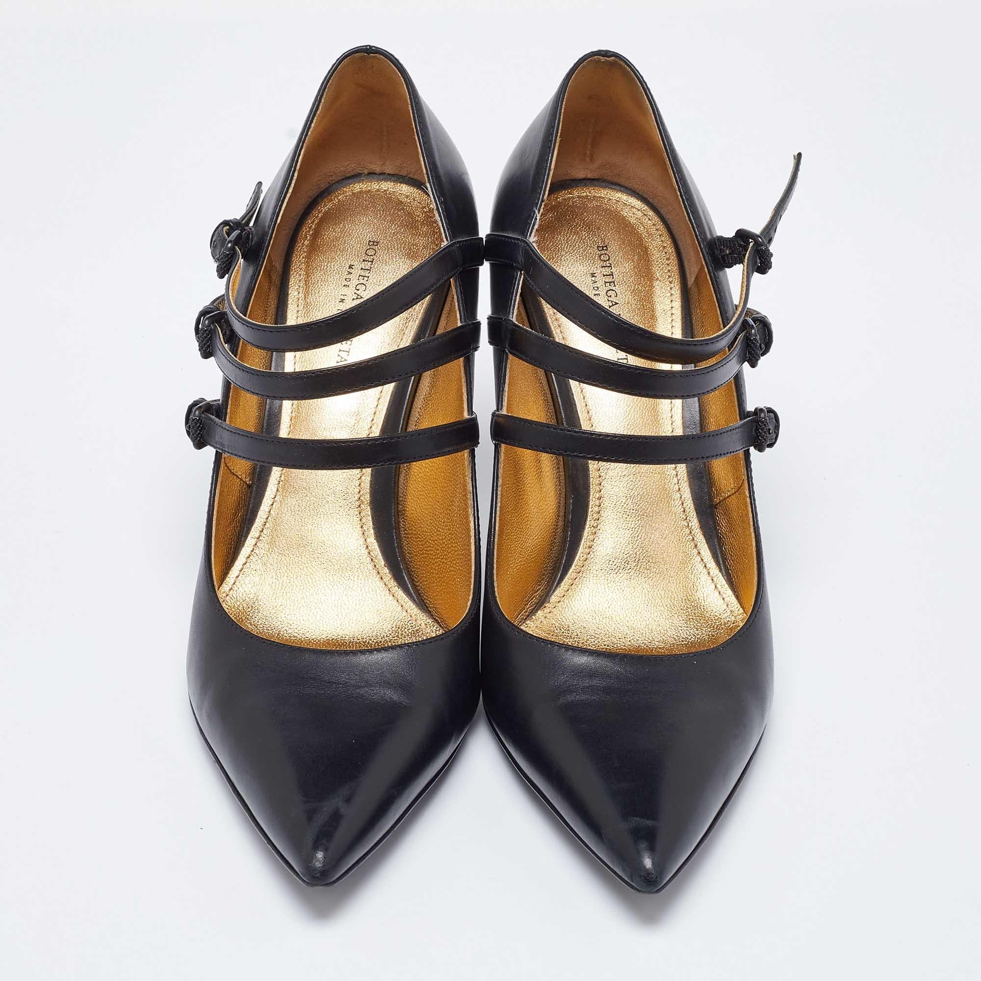 Bottega Veneta Black Leather Mary Jane Pumps Size 37.5 In Fair Condition For Sale In Dubai, Al Qouz 2