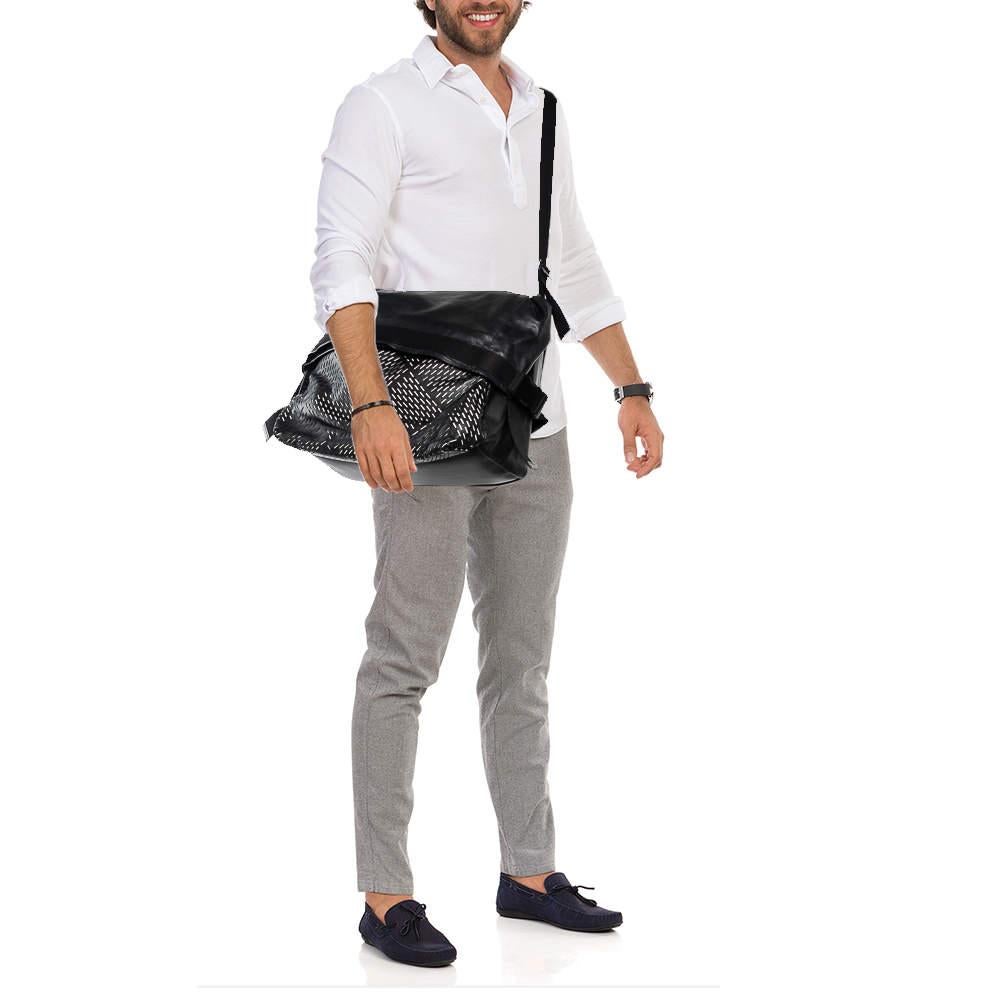 Bottega Veneta Black Leather Messenger Bag In New Condition In Dubai, Al Qouz 2