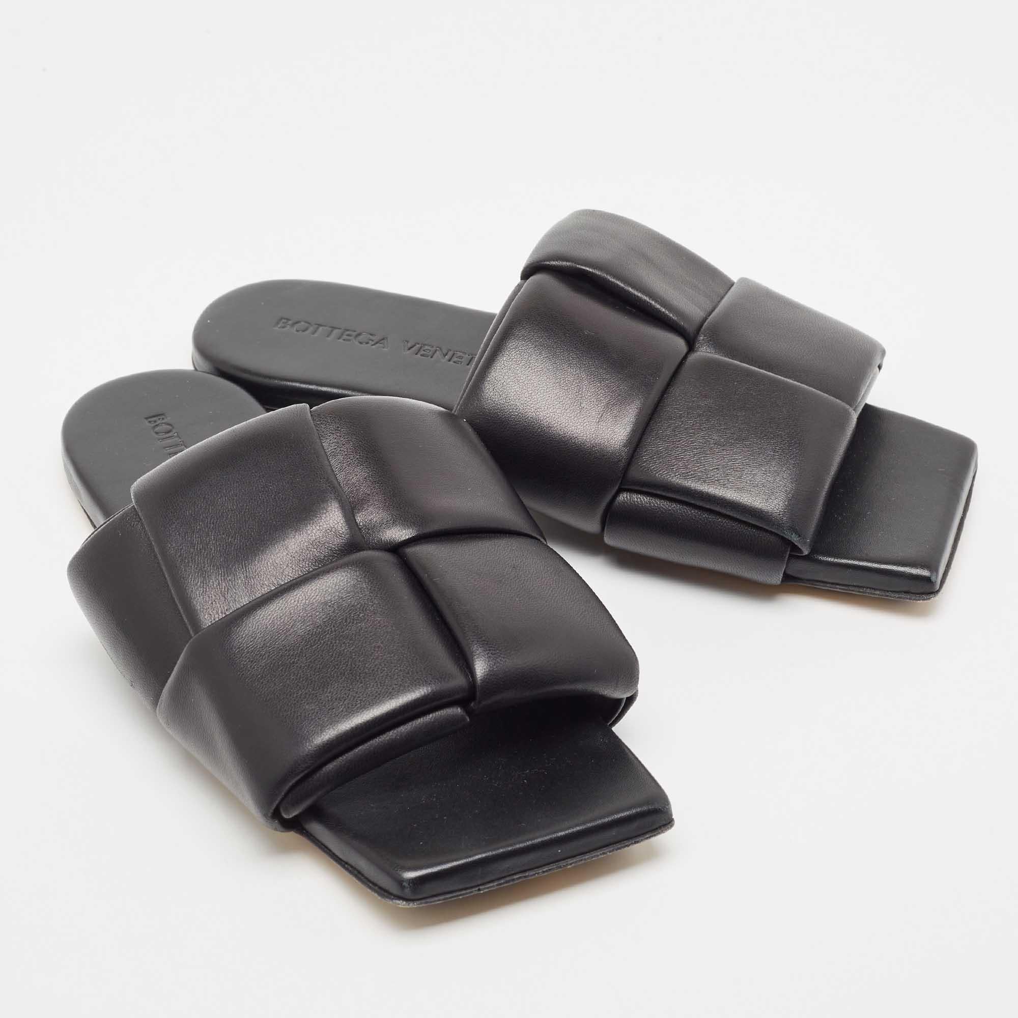 Bottega Veneta Black Leather Patch Flat Slides Size 37 In Excellent Condition In Dubai, Al Qouz 2