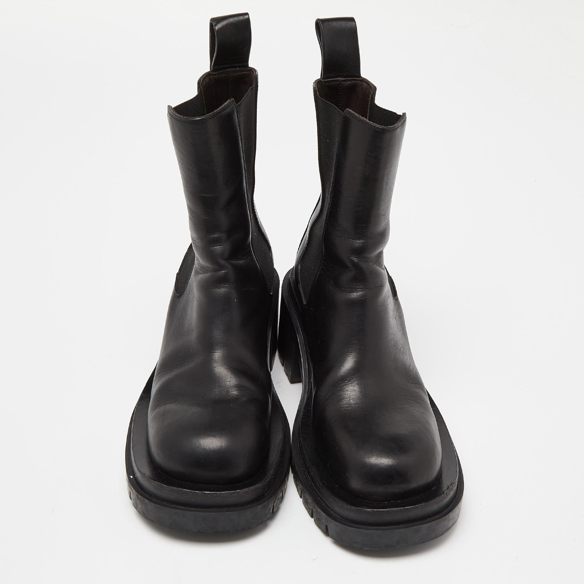 Enjoy the most fashionable days with these stylish Bottega Veneta black boots. Modern in design and craftsmanship, they are fashioned to keep you comfortable and chic!

Includes

Original Dustbag, Original Box