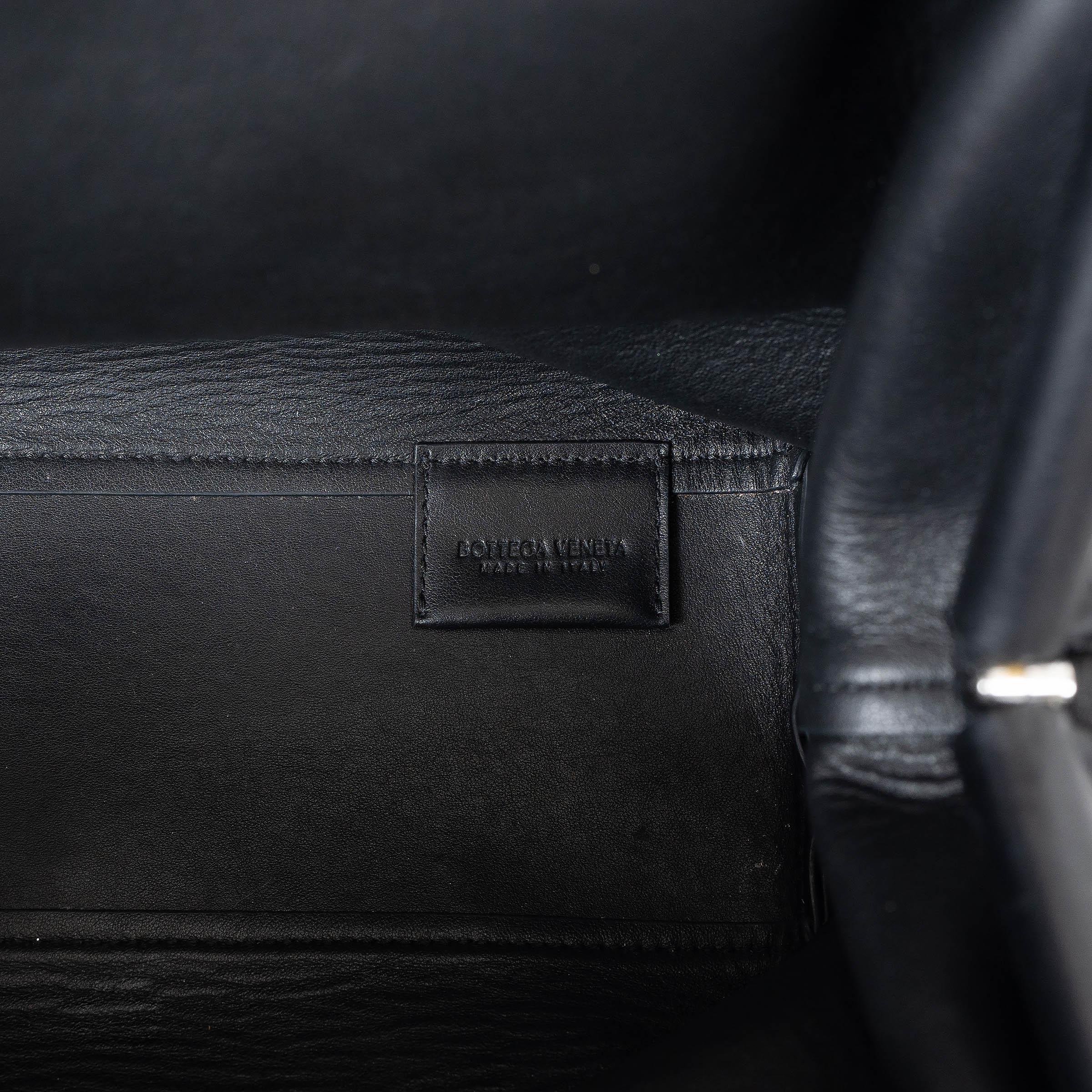 Bolso BOTTEGA VENETA de cuero negro POINT MEDIUM TOP HANDLE en venta 1