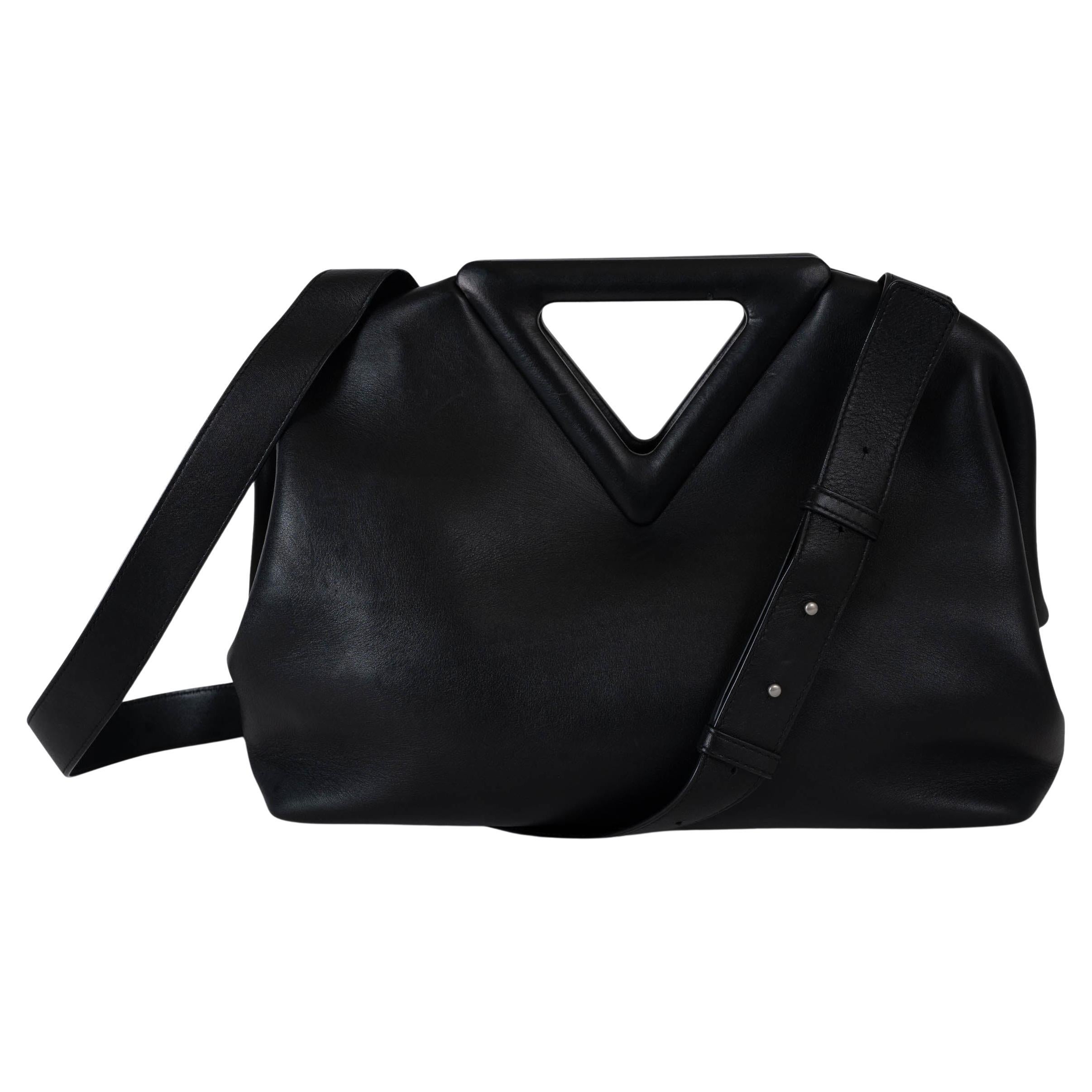 Bolso BOTTEGA VENETA de cuero negro POINT MEDIUM TOP HANDLE en venta