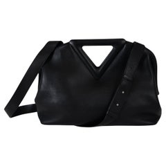 Bolso BOTTEGA VENETA de cuero negro POINT MEDIUM TOP HANDLE