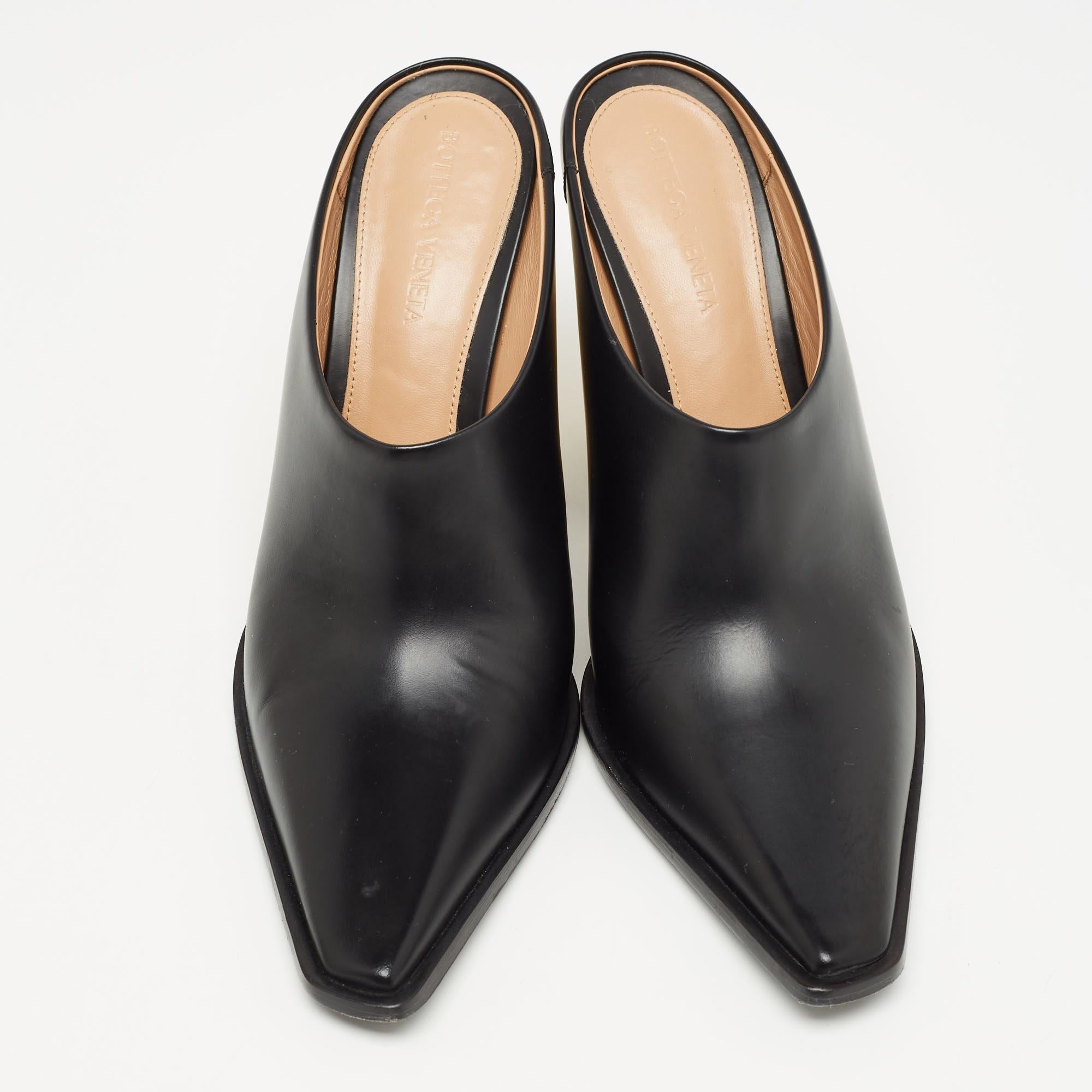 Bottega Veneta Black Leather Pointed Toe Mules Size 39 In Good Condition In Dubai, Al Qouz 2