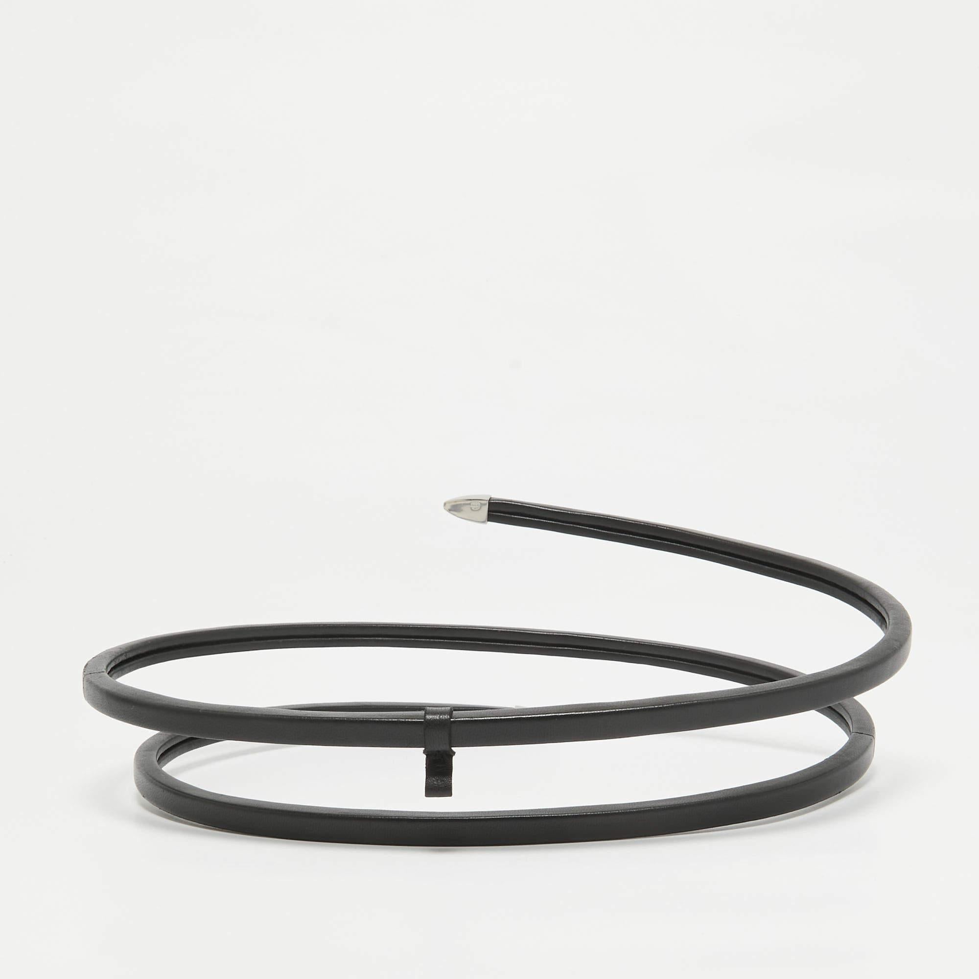 With a refined design  this Bottega Veneta belt is a must have accessory. Made from leather  it is detailed with silver tone accents and is designed in a black shade.